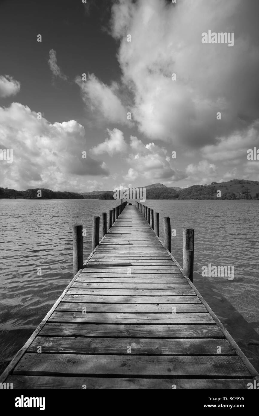 Pier am Coniston Water im Lake District, England Stockfoto