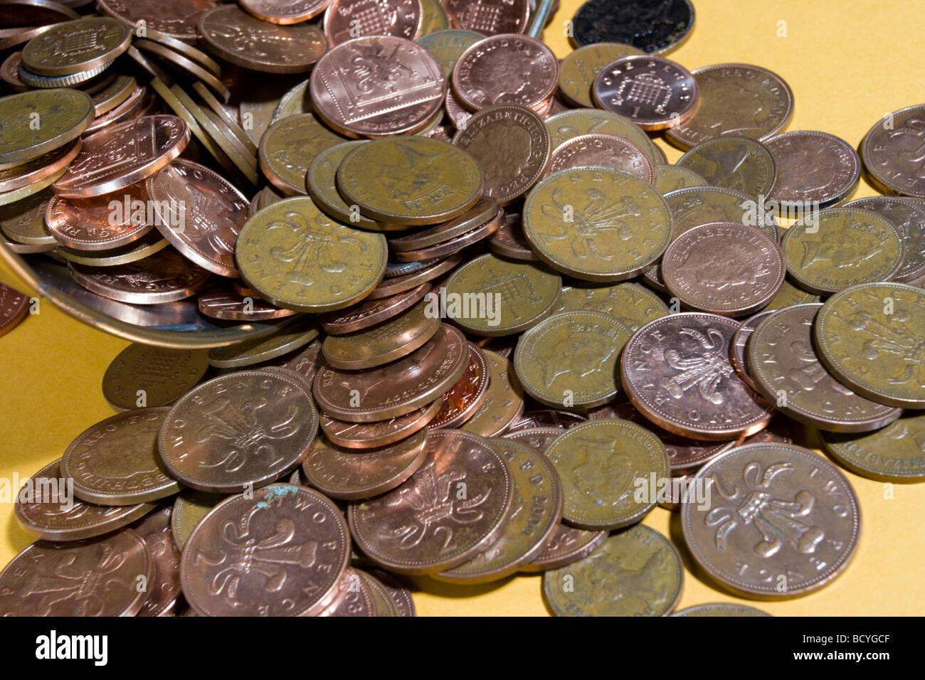 Haufen von Kupfermünzen Stockfoto