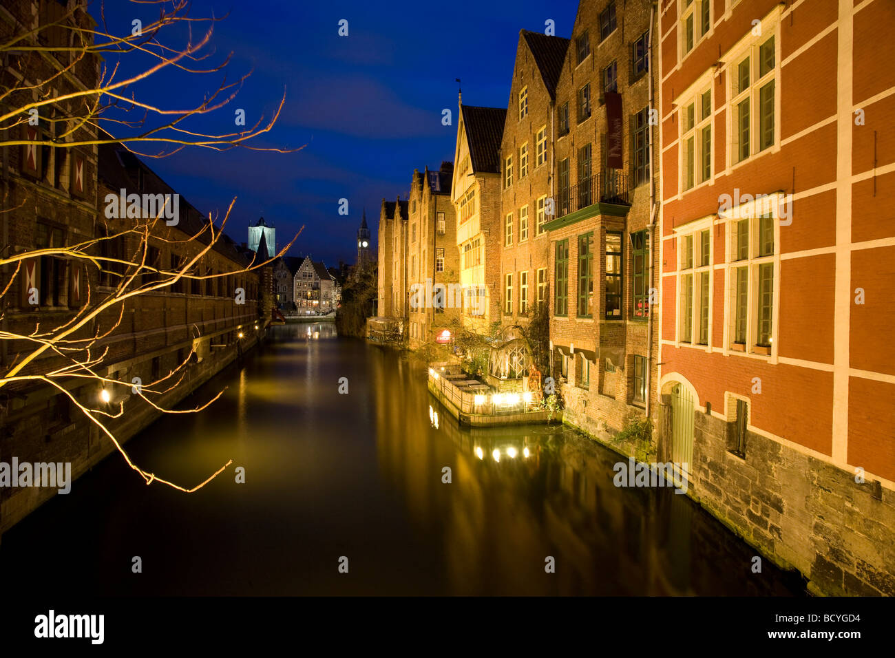 Kanal und Gebäude in der Nacht beleuchtet in Gent, Belgien Stockfoto