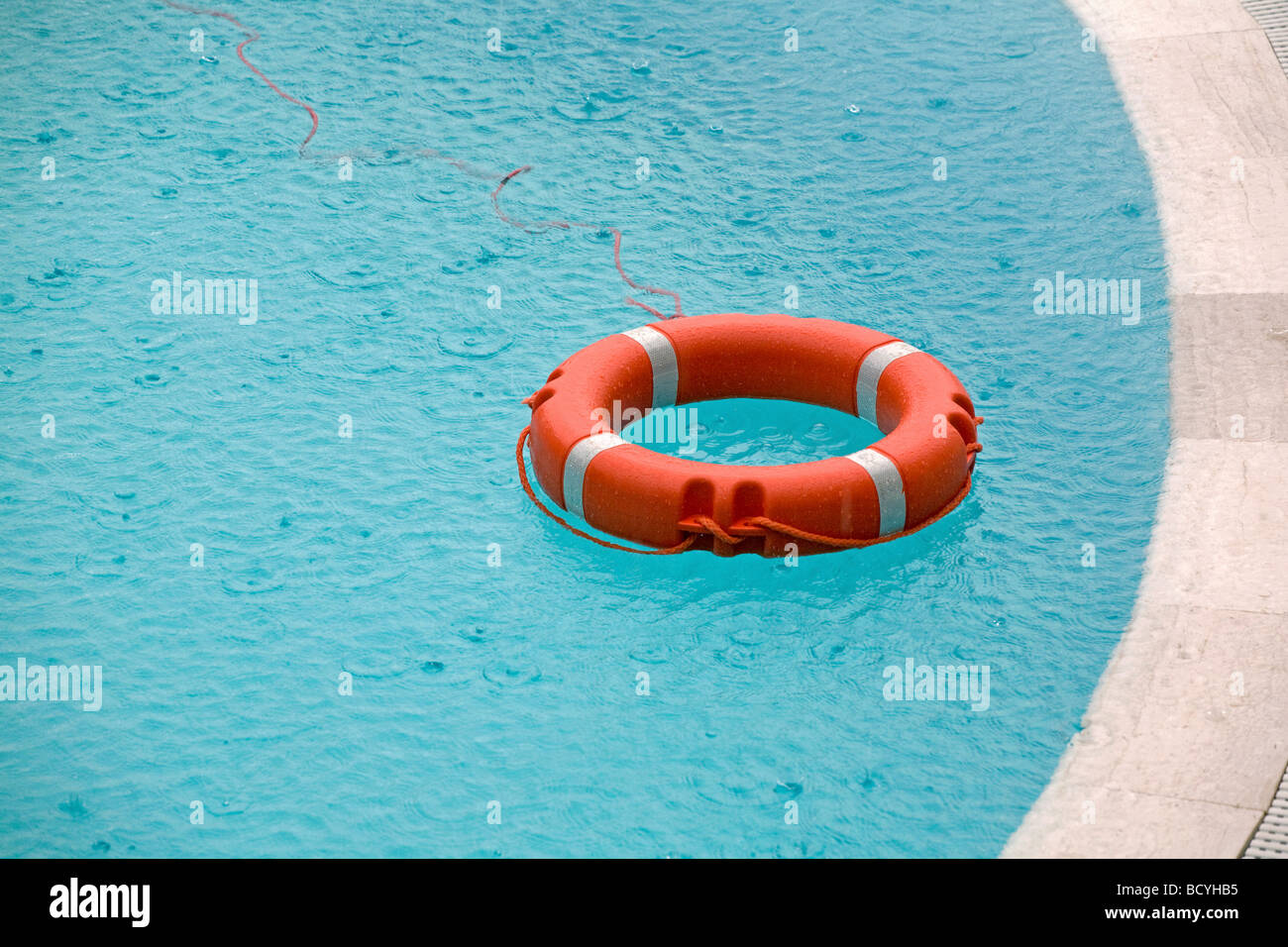 Rettungsring in Hotel-Pool ausgelassen im Regen Stockfoto