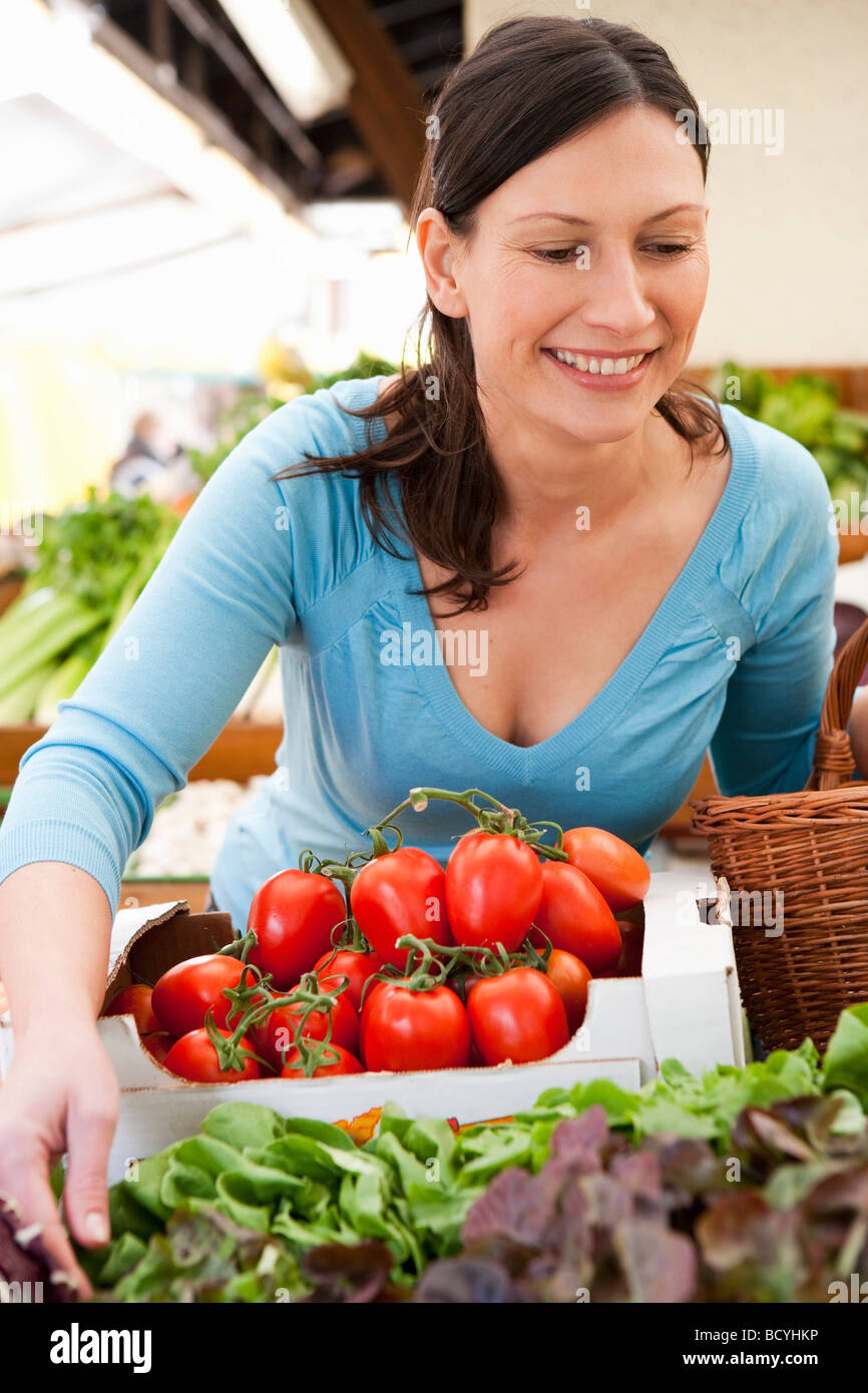 Frau Shopping frisches Gemüse Stockfoto