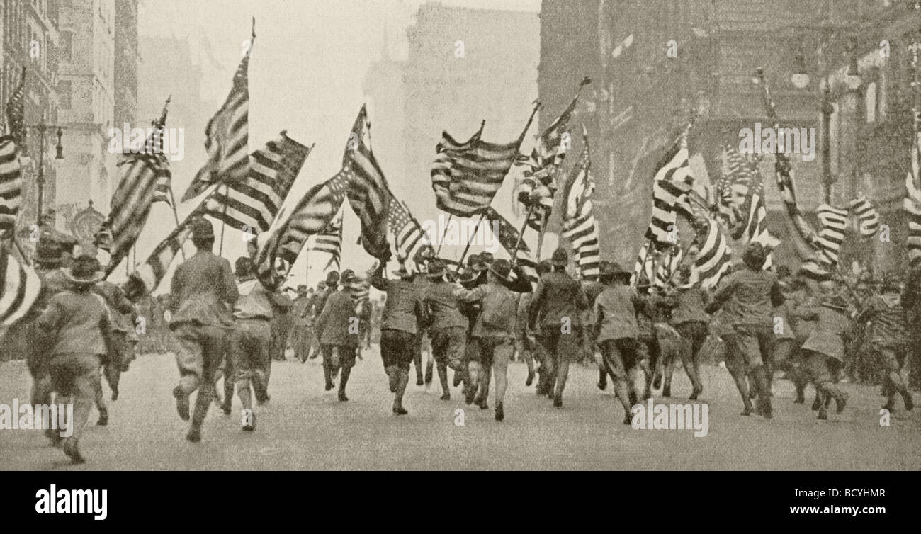 Eine Manifestation von Pfadfindern auf Fifth Avenue in New York nach der amerikanischen Kriegserklärung an Deutschland im Jahre 1917. Stockfoto