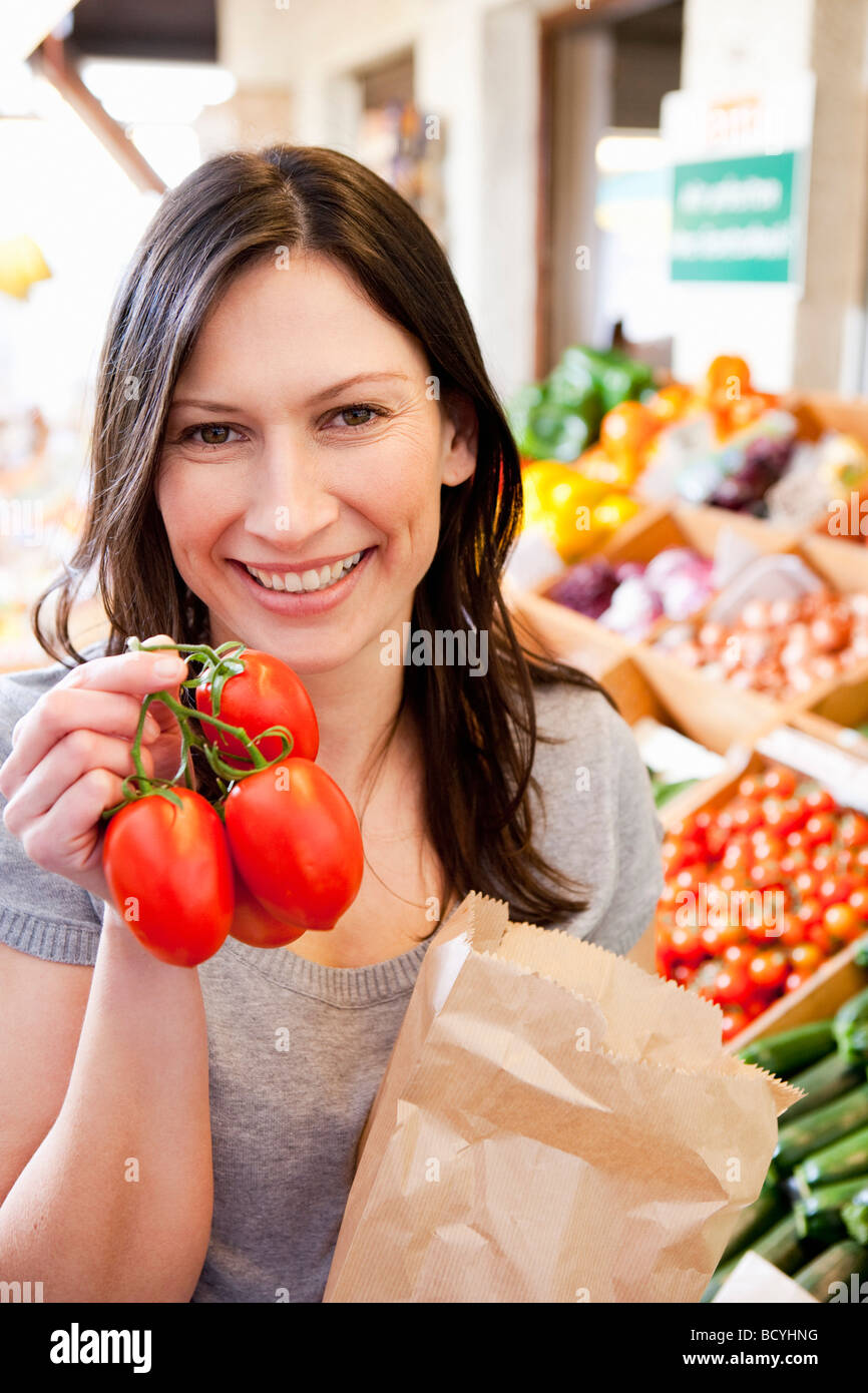 Frau mit frischen Tomaten Stockfoto