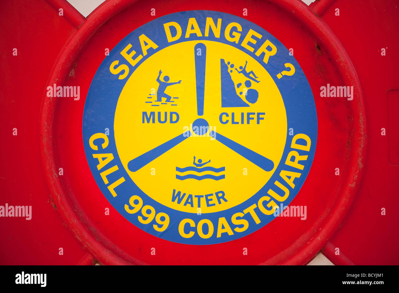 Meer-Gefahr-Info-Tafel am Meer Rettungsring UK Stockfoto