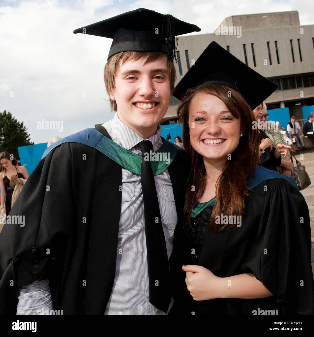 Ex-Studenten tragen Kleid und Mörtel Board am Abschlusstag Aberystwyth University Wales UK Stockfoto