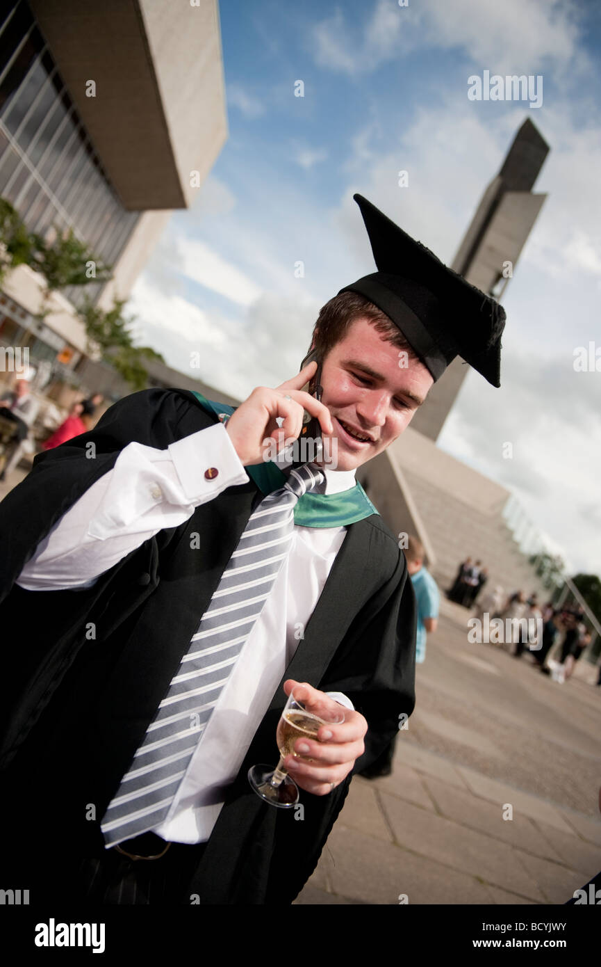 Ein männlicher Student an der Aberystwyth University tragen traditionelle Fakultätsrates Kleid und Mörtel auf Graduation Day Wales UK Stockfoto