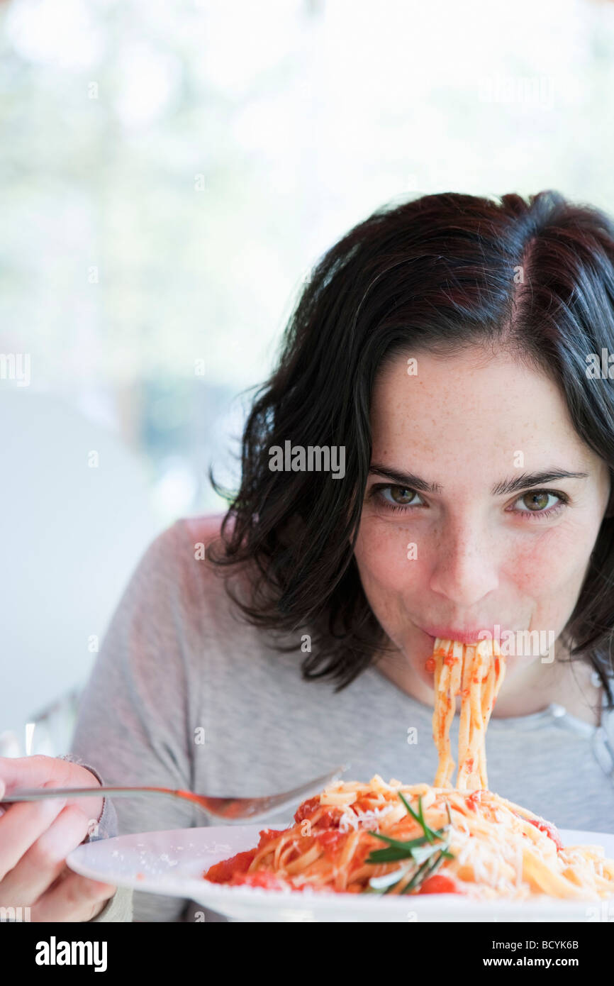 Frau essen Spaghetti Stockfoto