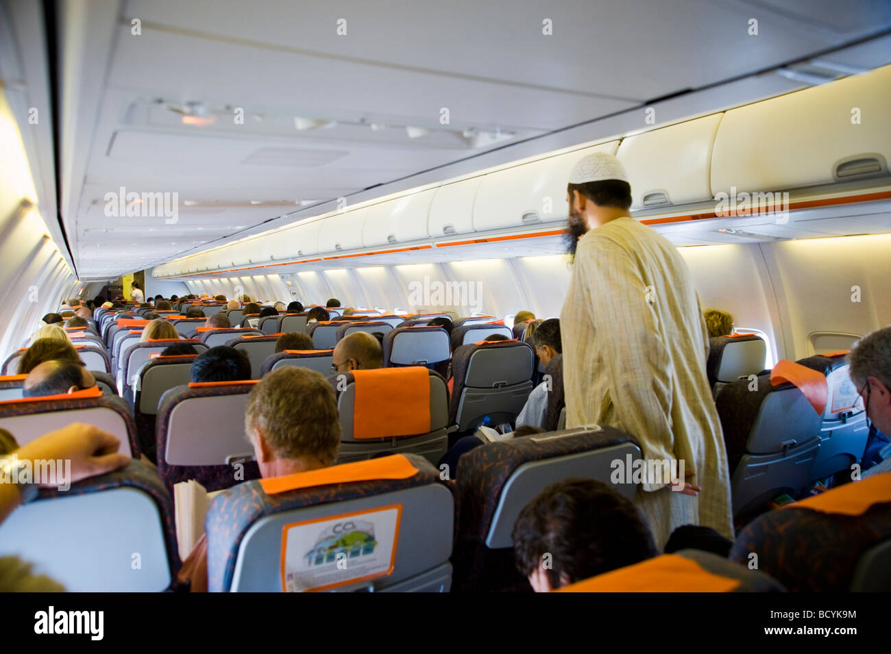 Ein muslimischer Mann Reisen im Flugzeug Stockfoto