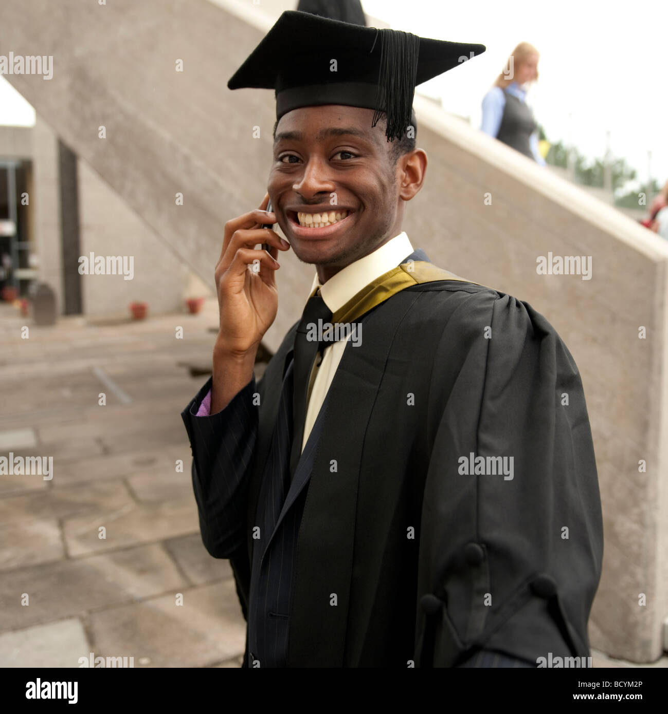 glücklich lächelnd schwarzen männlichen Studenten seinem Abschluss an der Aberystwyth University Wales UK Stockfoto