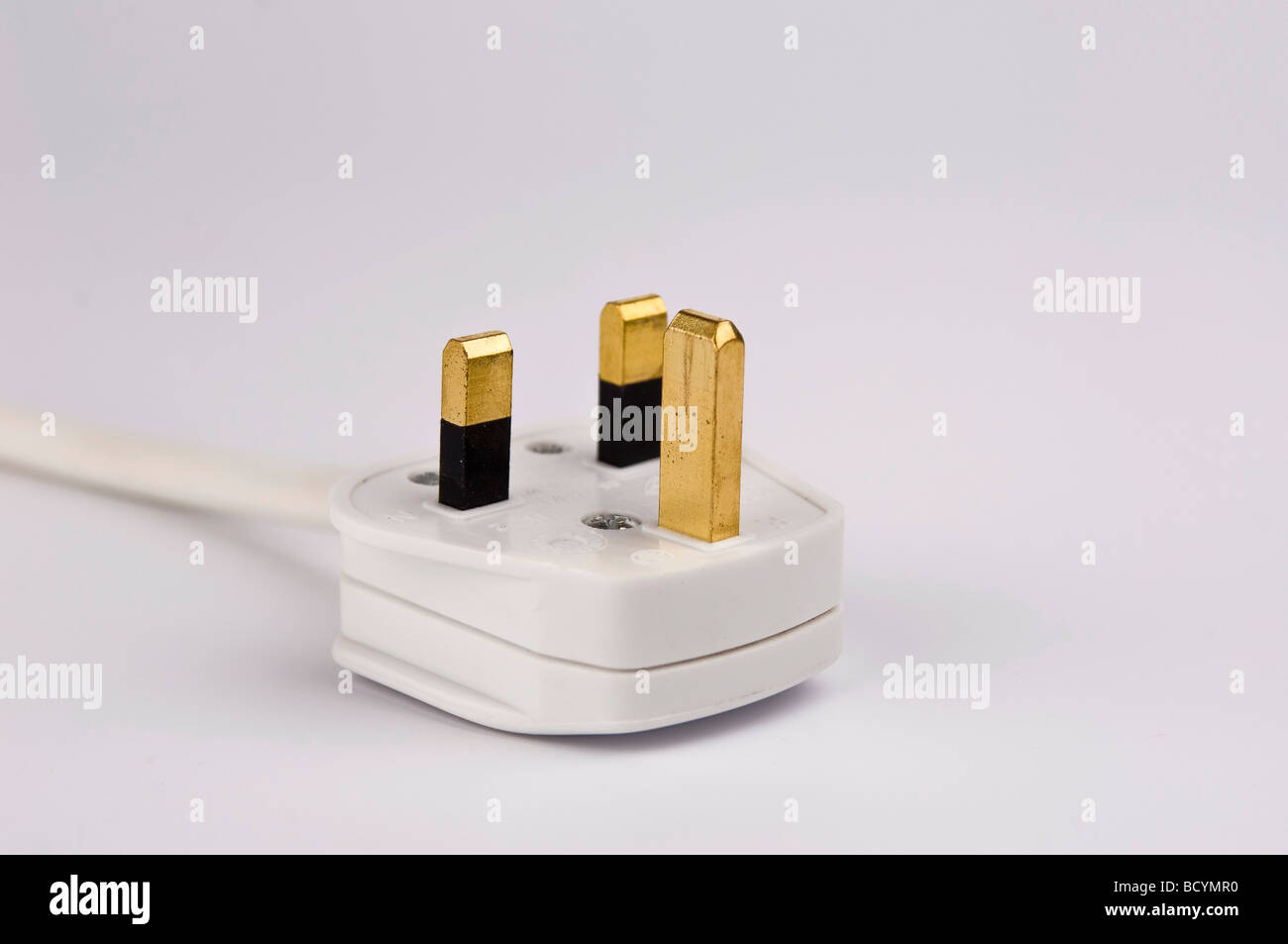 13 Amp Stecker auf weißem Hintergrund Stockfoto