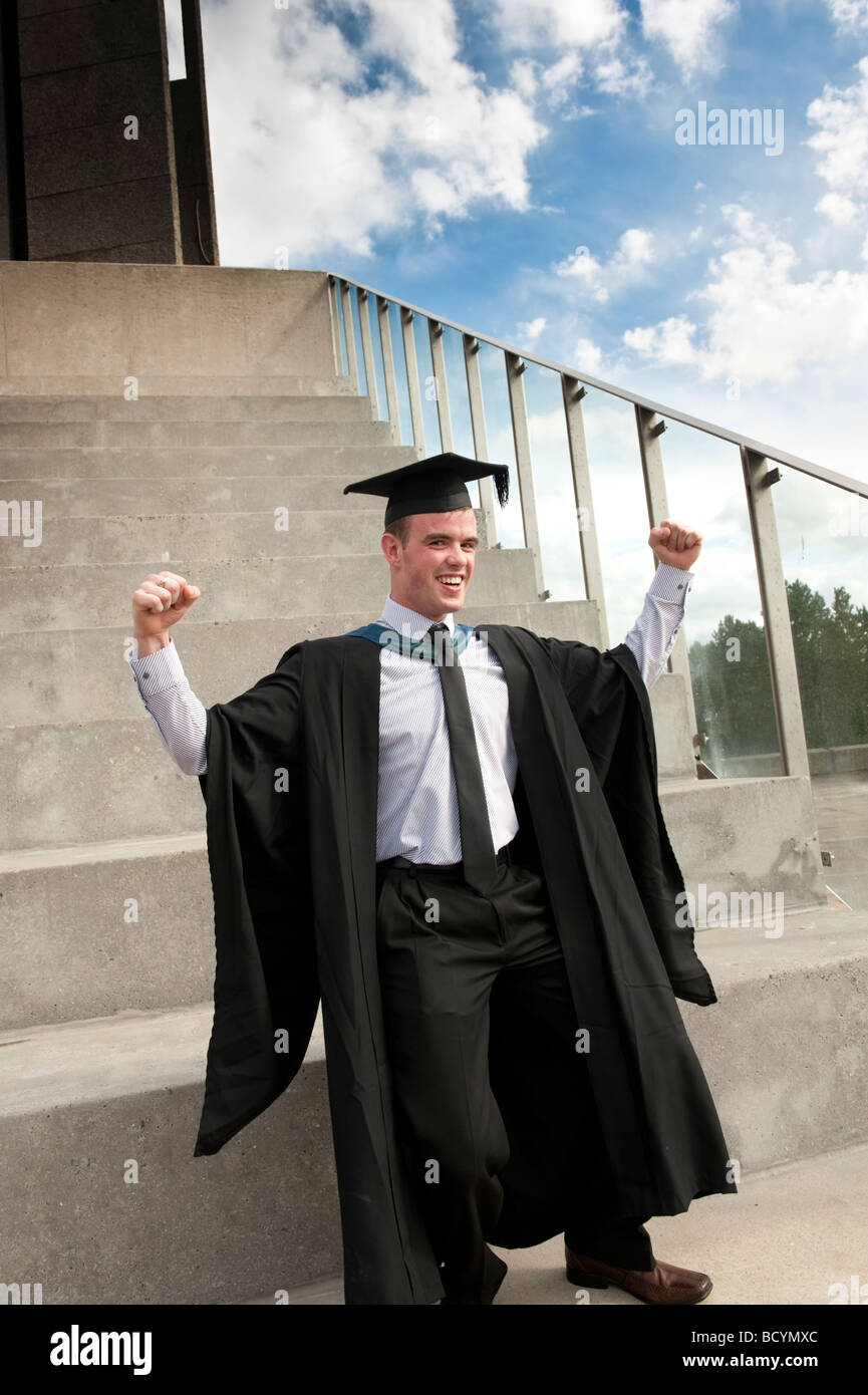 Ein männlicher Student an der Aberystwyth University tragen traditionelle Fakultätsrates Kleid und Mörtel auf Graduation Day Wales UK Stockfoto