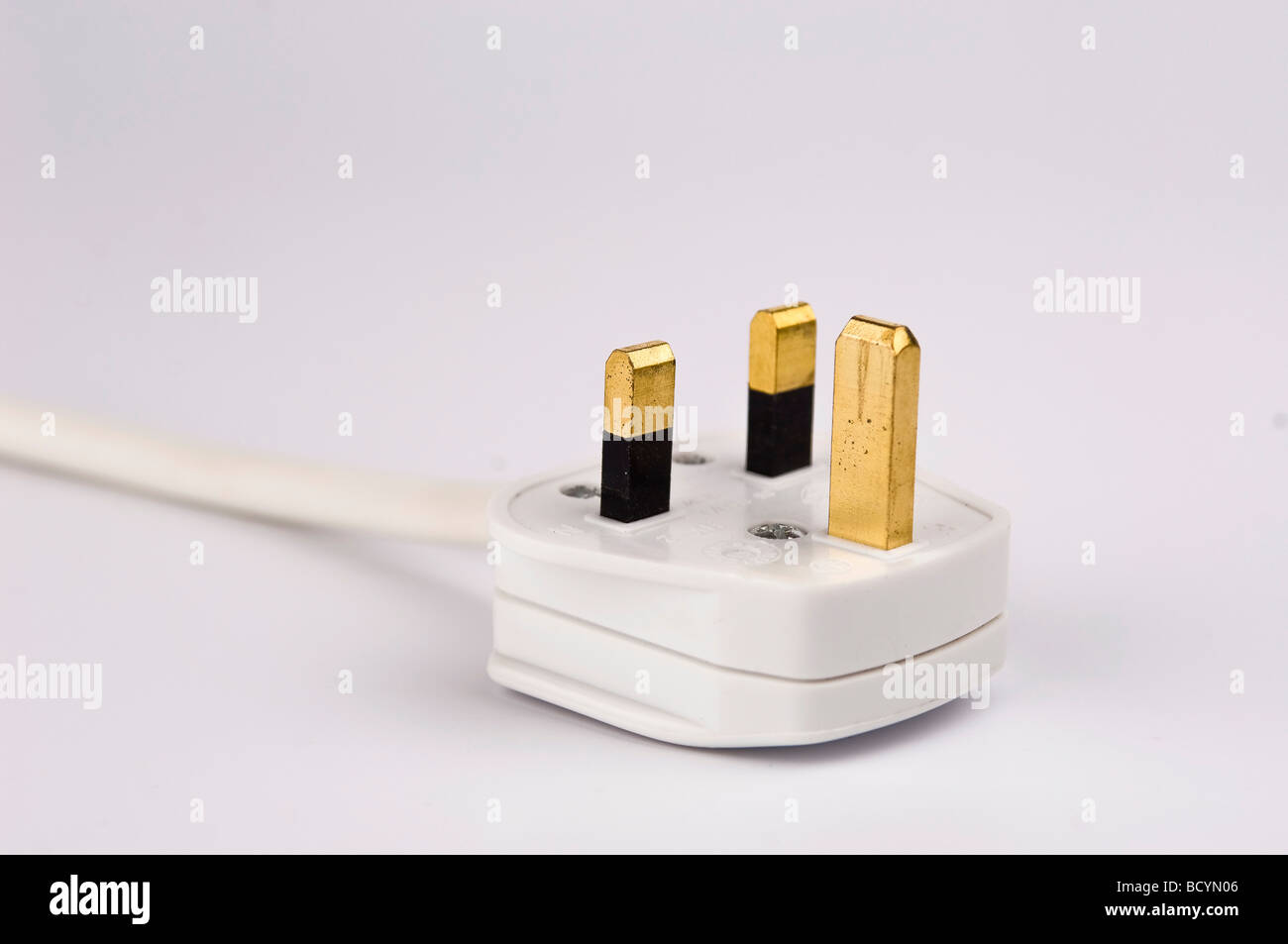 13 Amp Stecker auf weißem Hintergrund Stockfoto