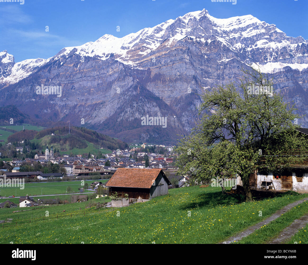 Blick über die Stadt Glarus auf den Fluss Linth zeigt die Glarnisch, ein Berg der Glarner Alpen Stockfoto