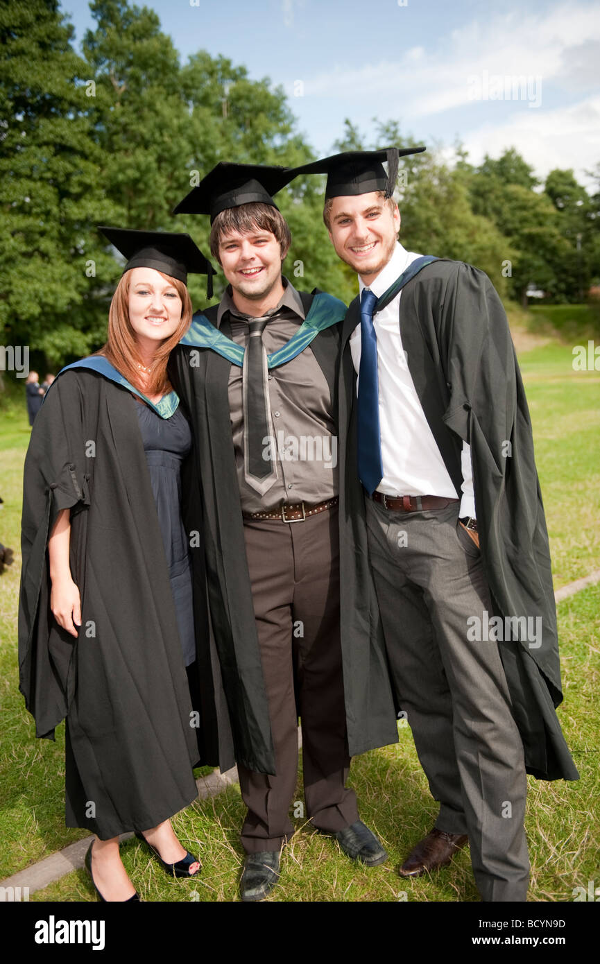 Drei Ex-Studenten tragen Kleid und Mörtel Board am Abschlusstag Aberystwyth University Wales UK Stockfoto