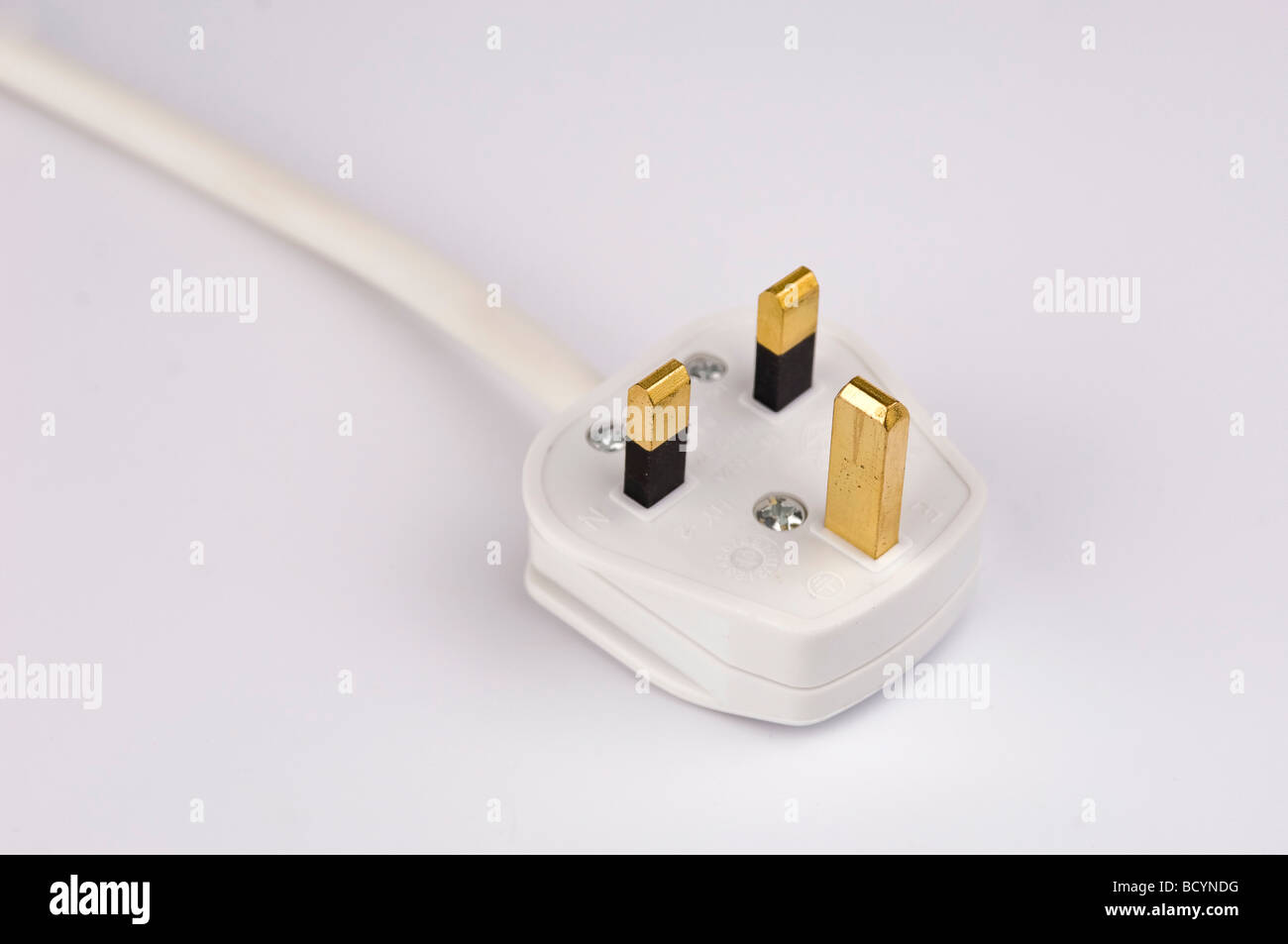 13 Amp Stecker auf weißem Hintergrund Stockfoto