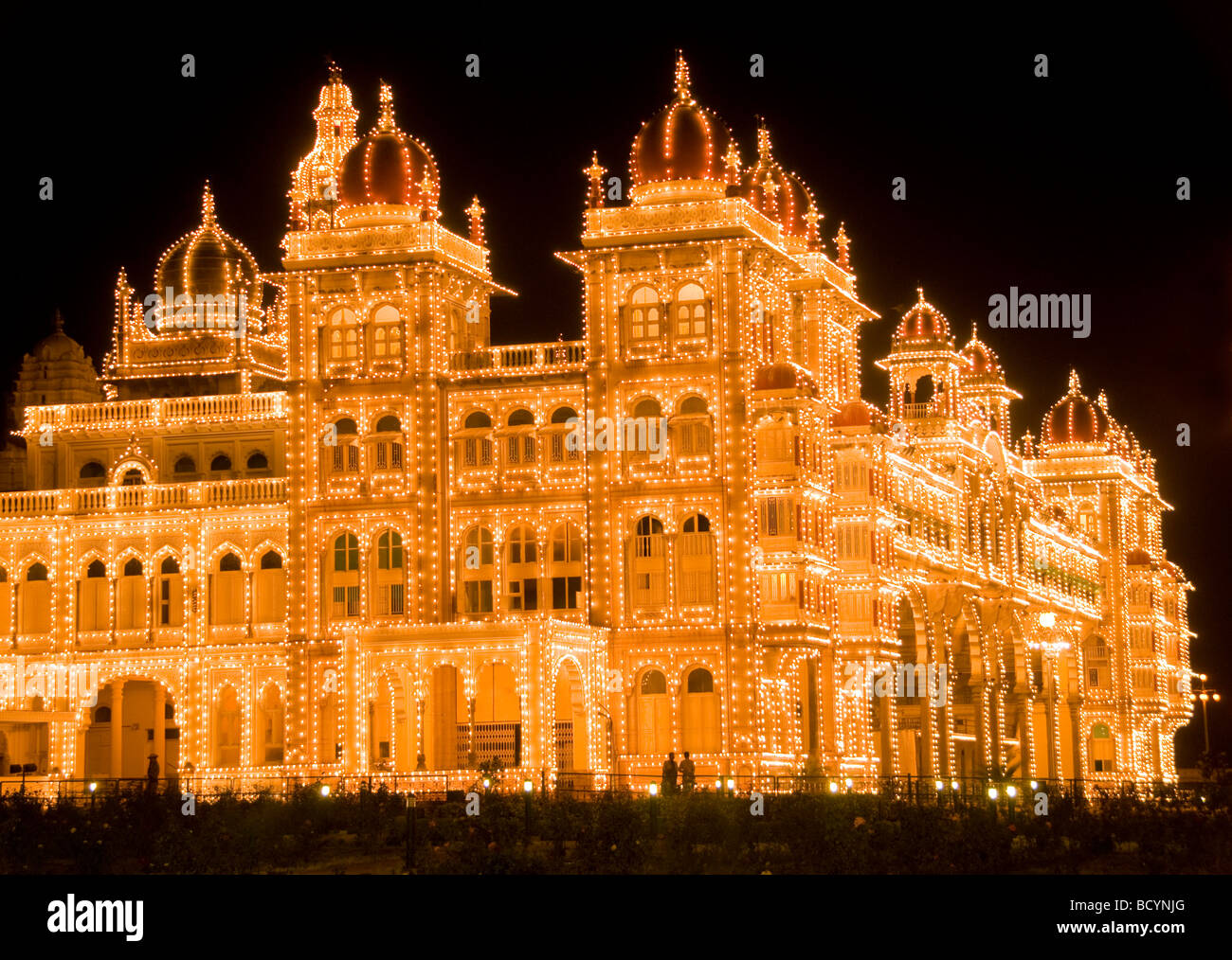 Maharaja Palace s nachts in Mysore, Karnataka, Indien Stockfoto