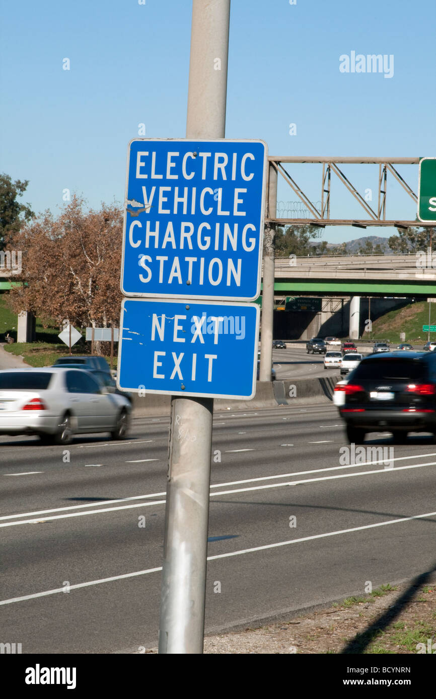 Elektrofahrzeug aufladen Station Zeichen, i-5, Los Angeles, Kalifornien, USA Stockfoto