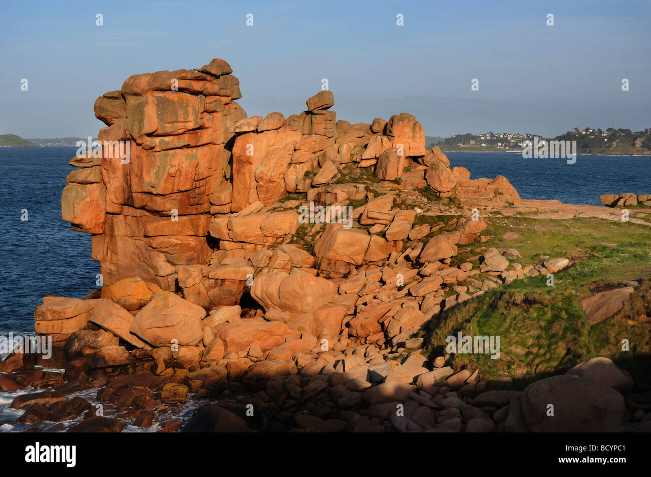 Ein Granit-Landzunge bei Ploumanach in der Bretagne Stockfoto