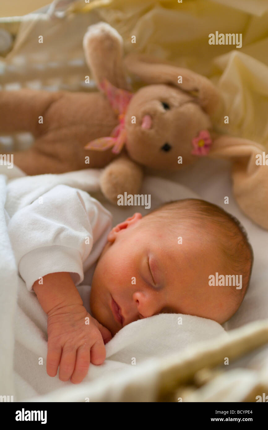 Neues Baby geboren in einem Körbchen schlafen Stockfoto
