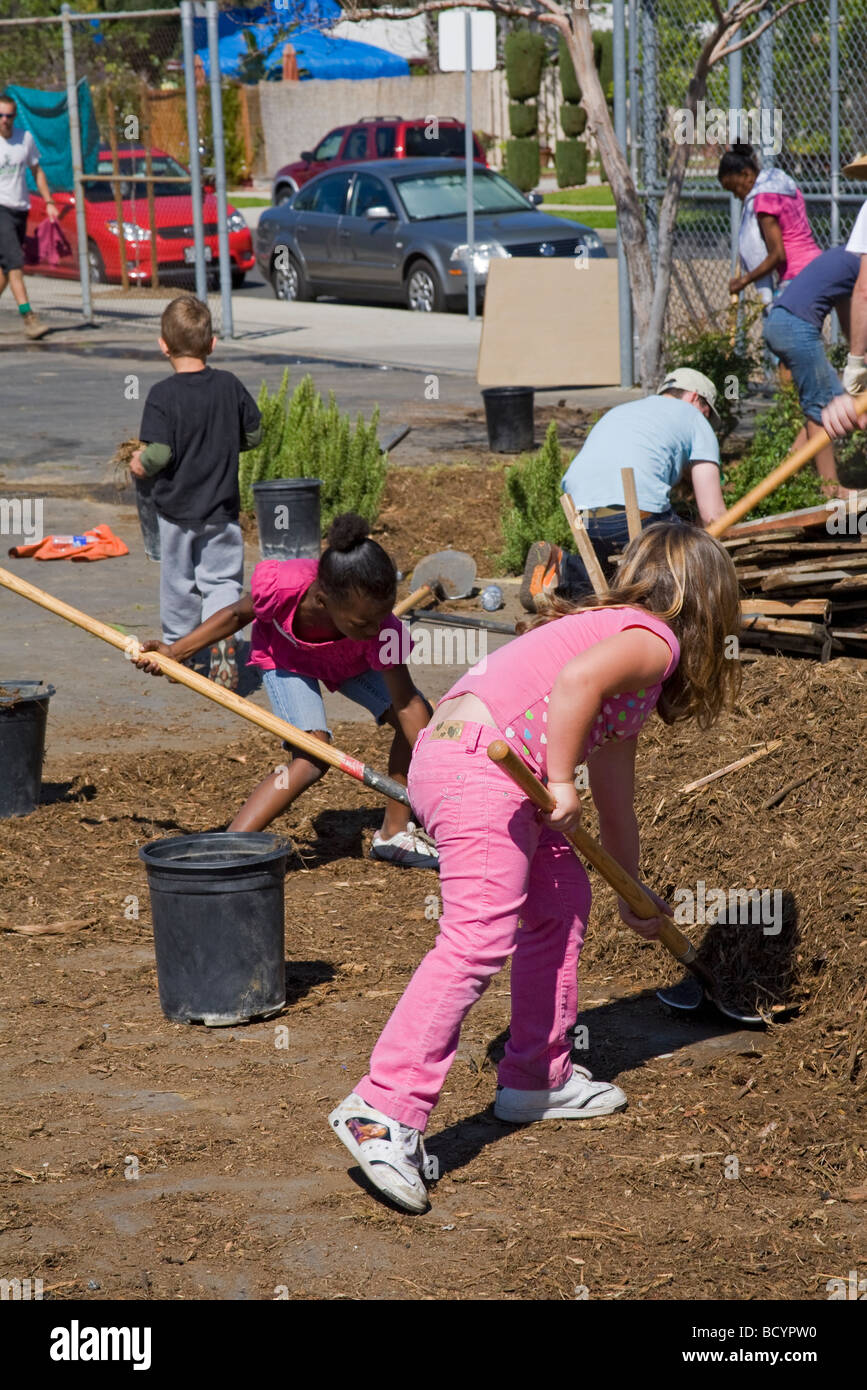 LA Conservation Corps bei Baumpflanzungen in Calvert Elementary School in Woodland Hills. Stockfoto