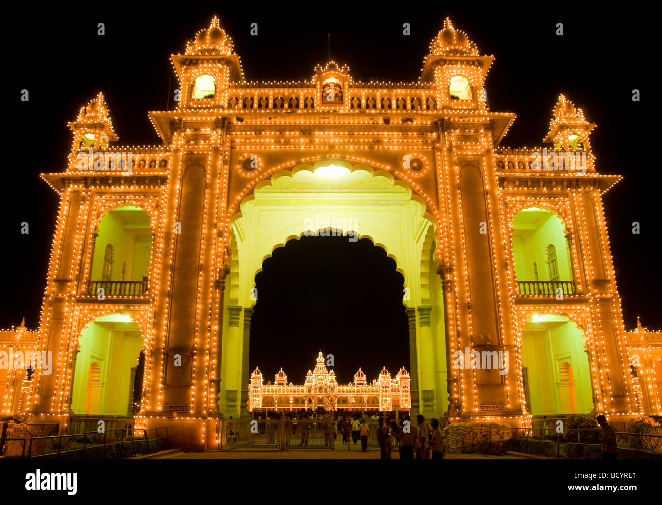 Maharaja Palace s nachts in Mysore, Karnataka, Indien Stockfoto