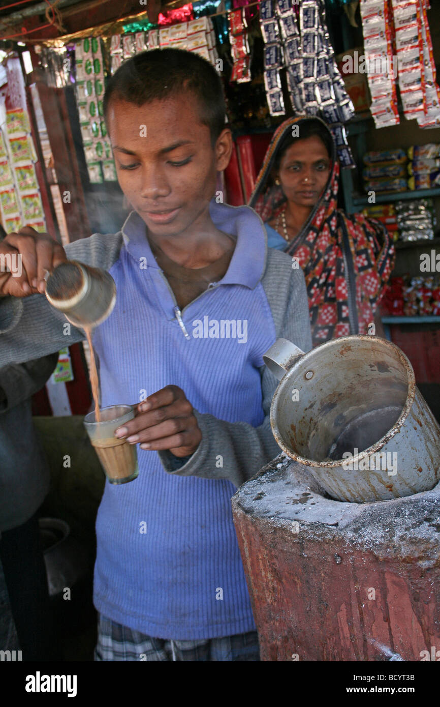 Indianerjunge Gießen Tee auf einen Chai-Stall, Bundesstaat Orissa, Indien Stockfoto