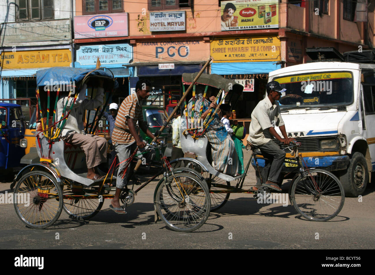 Indische Straßenszene mit Fahrradrikschas In Jorhat genommen Stockfoto