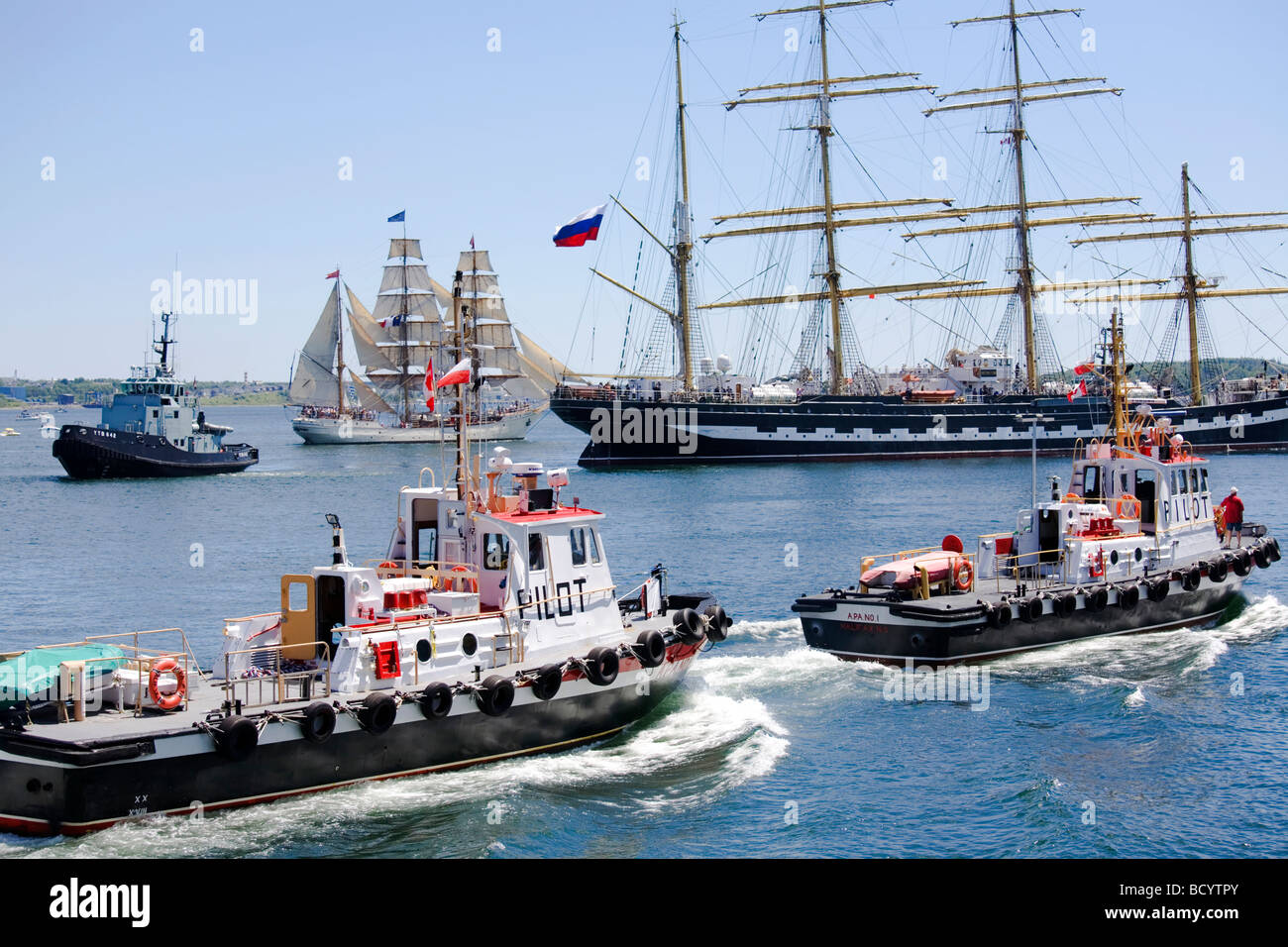 Schlepper bewegen sich um die Krusenschtern, die weltweit zweitgrößte Großsegler im Hafen von Halifax. Stockfoto