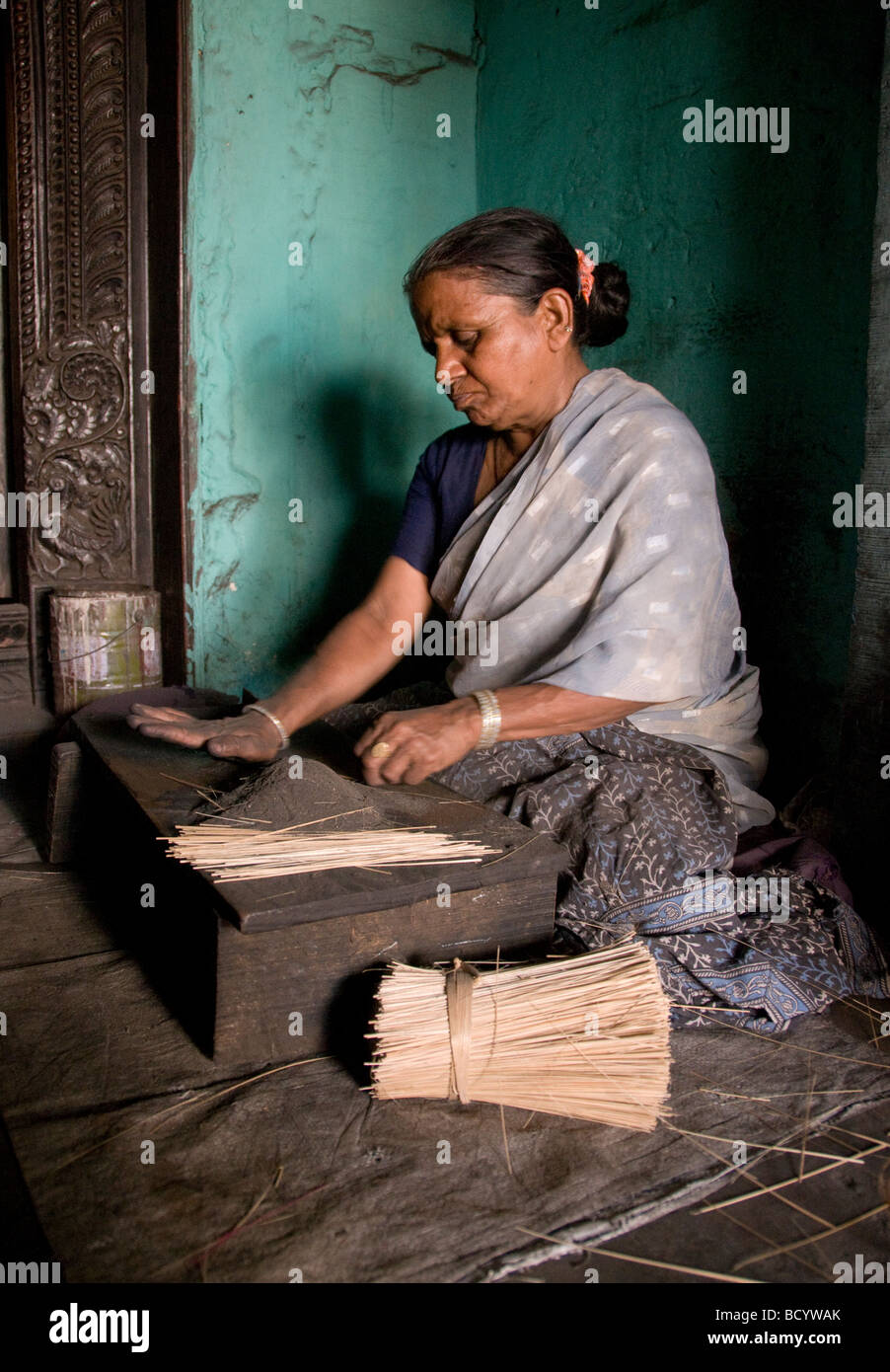 Frauen machen Räucherstäbchen in Indien Stockfoto