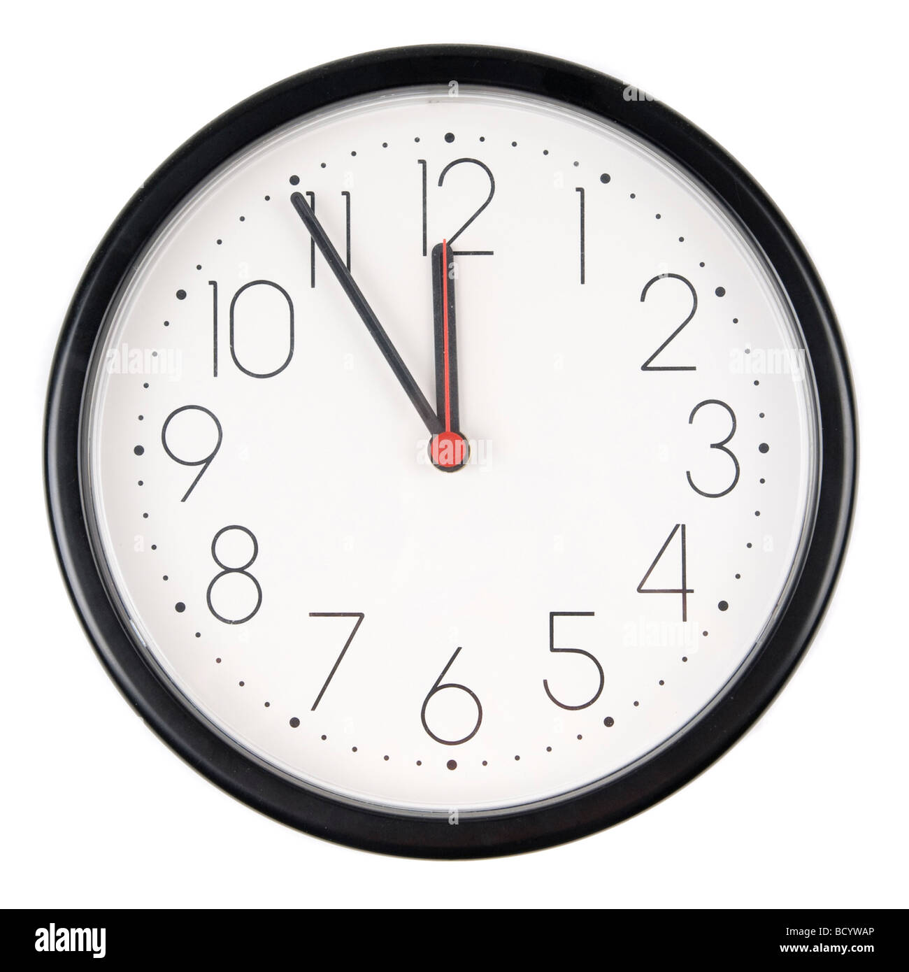 Voll isolierte Studio Bild von einer Uhr zeigt fünf vor zwölf Stockfoto
