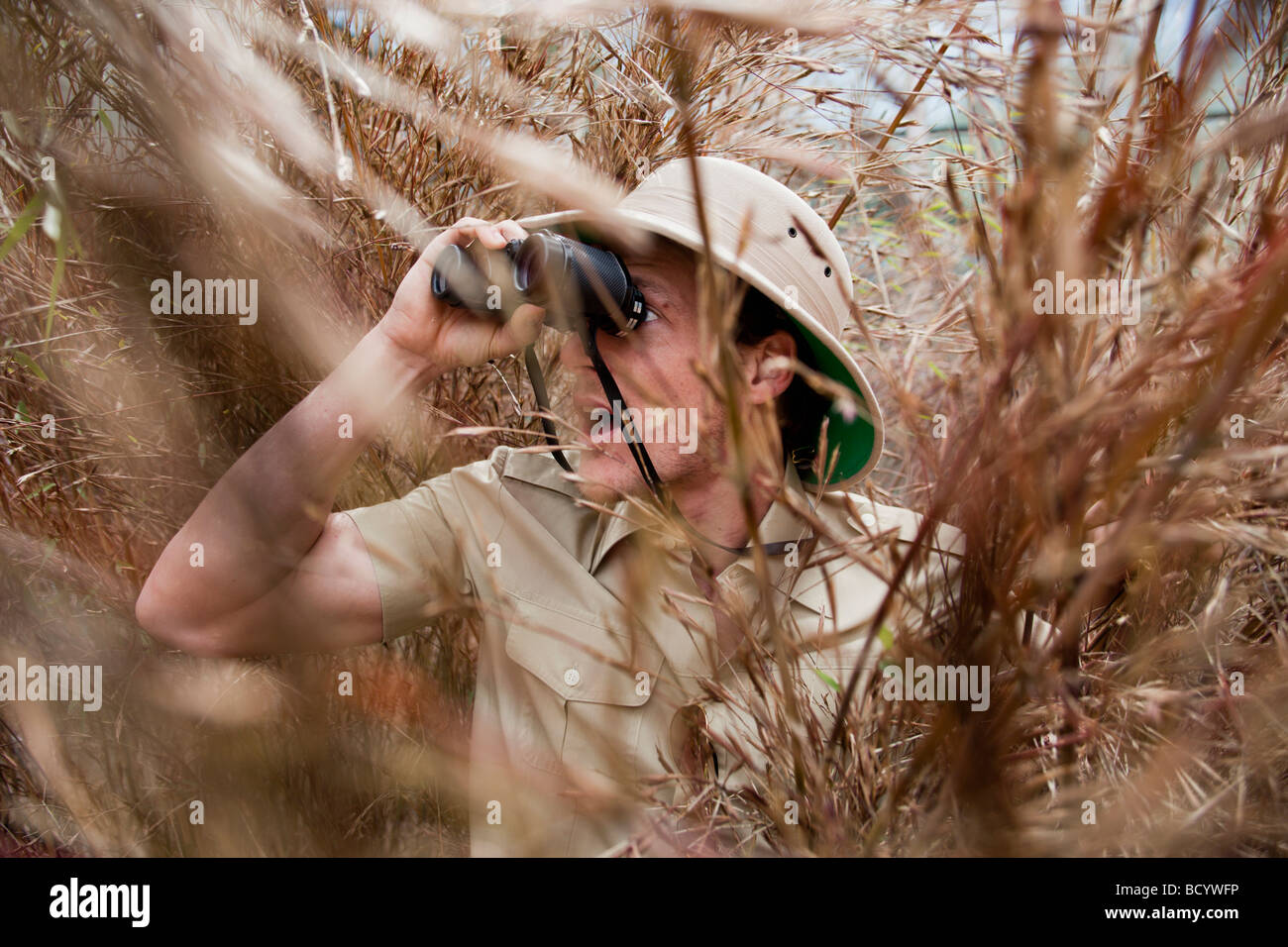 Mann im Dschungel-Outfit mit dem Fernglas Stockfotografie - Alamy