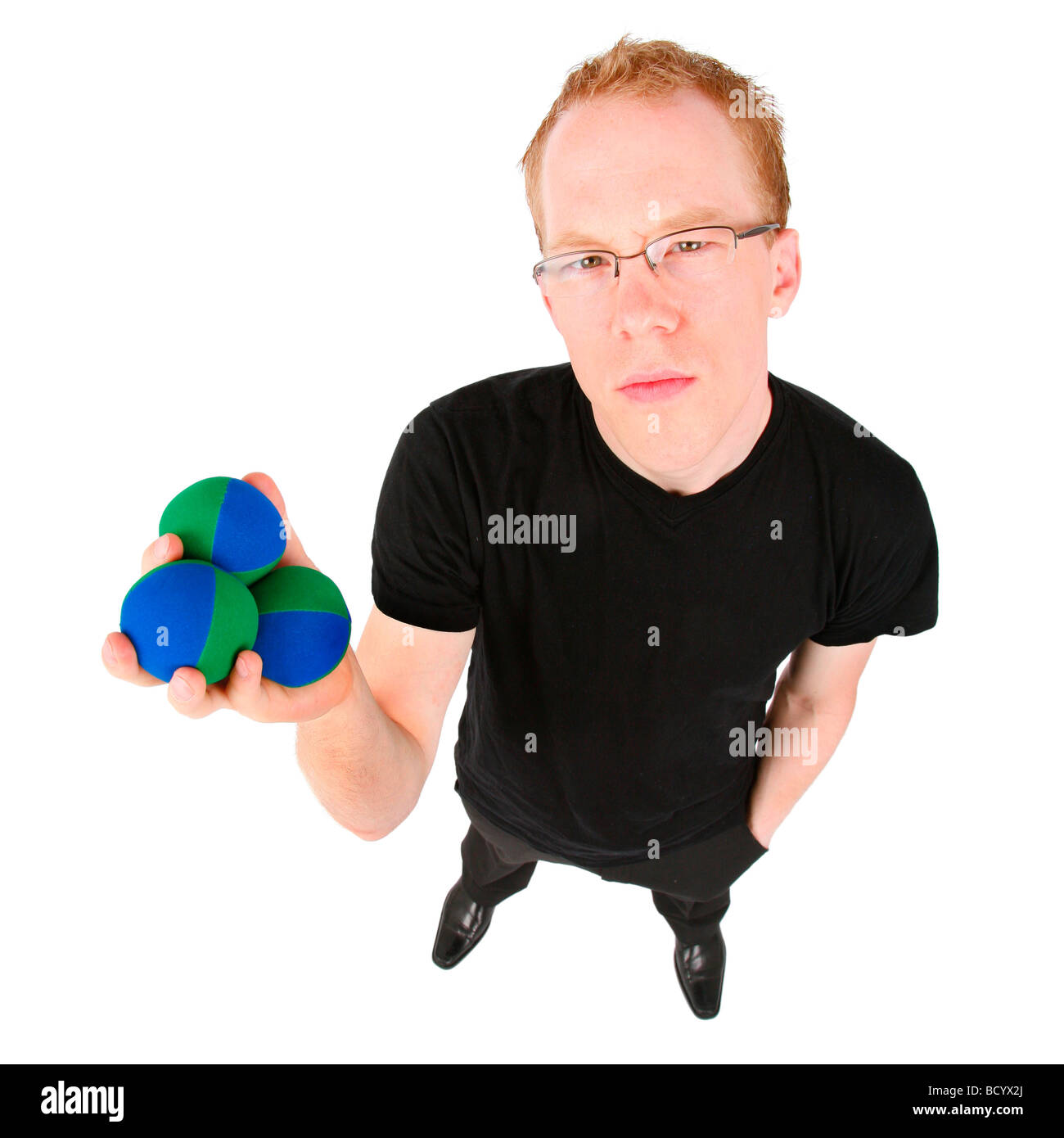 junger Mann mit Bällen jonglieren Stockfoto