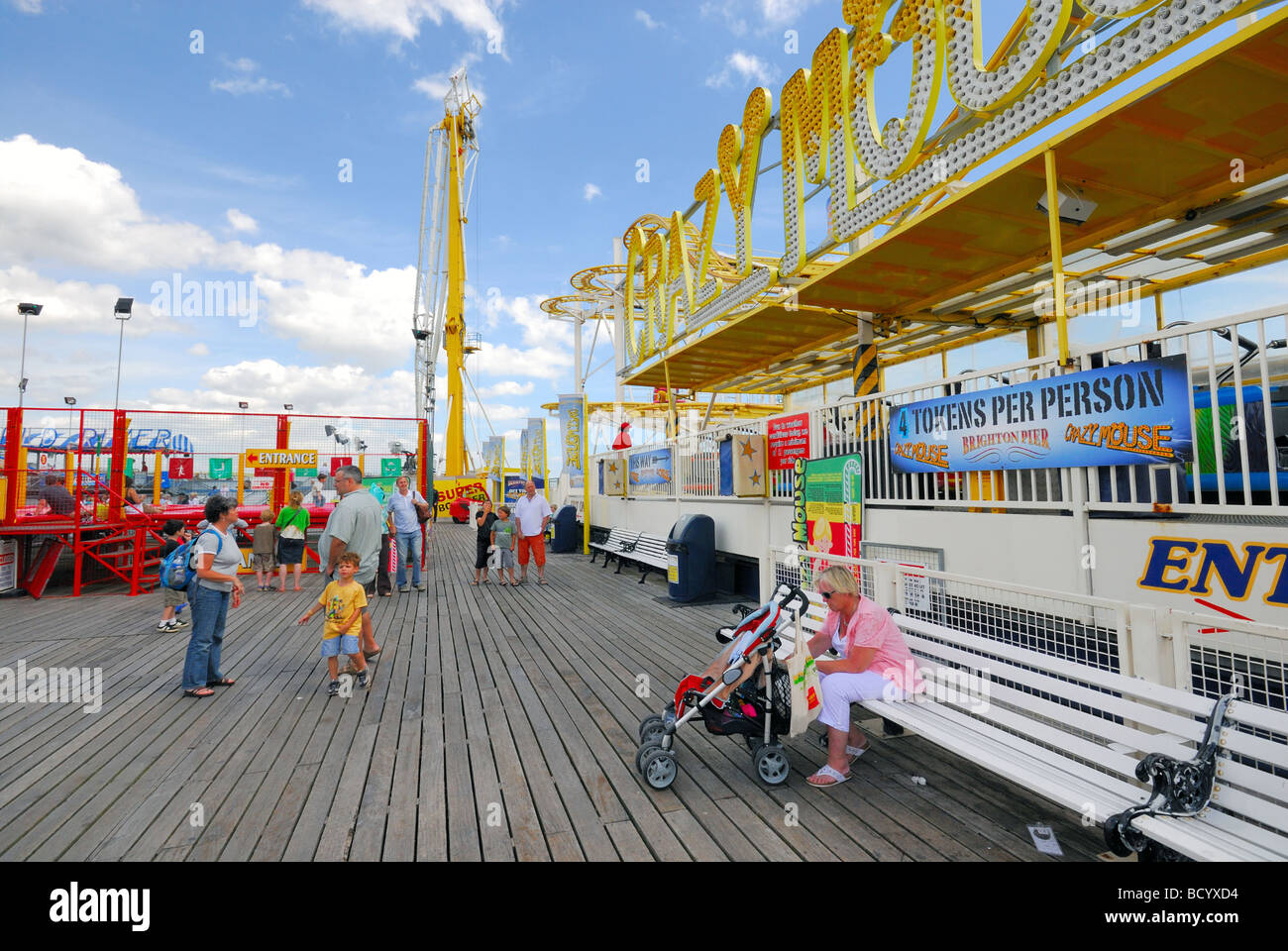 Urlauber am Pier von Brighton Stockfoto