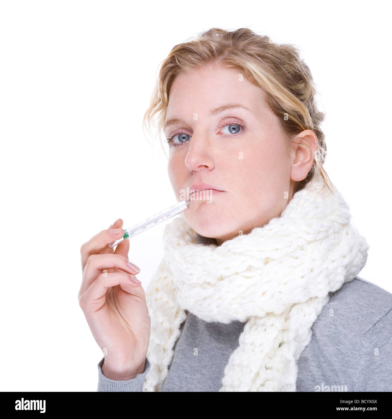 Voll isolierte Porträt einer schönen kaukasischen Frau mit Fieberthermometer Stockfoto