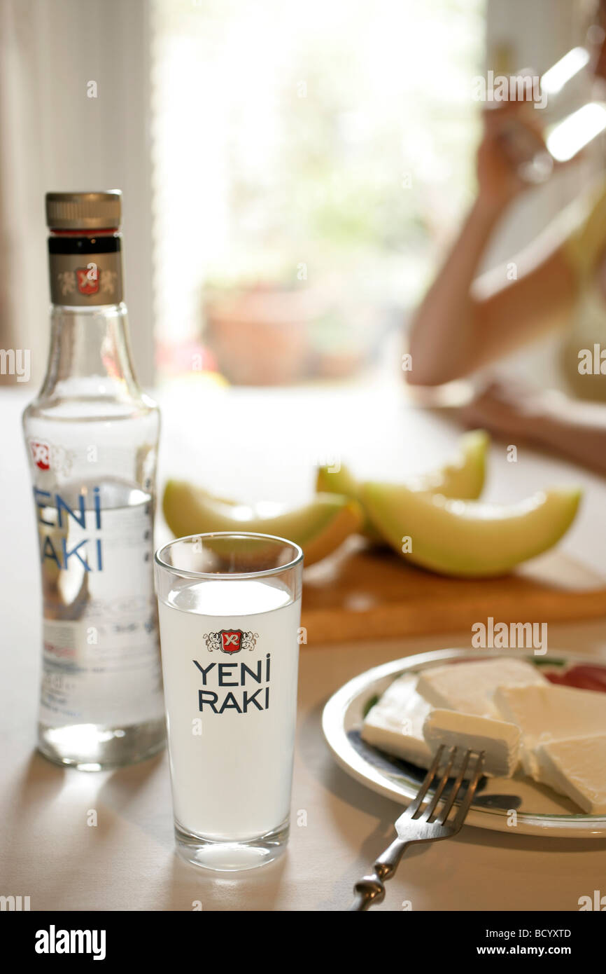 Türkische Meze: Raki, begleitet von weißen Feta-Käse und Melone Stockfoto