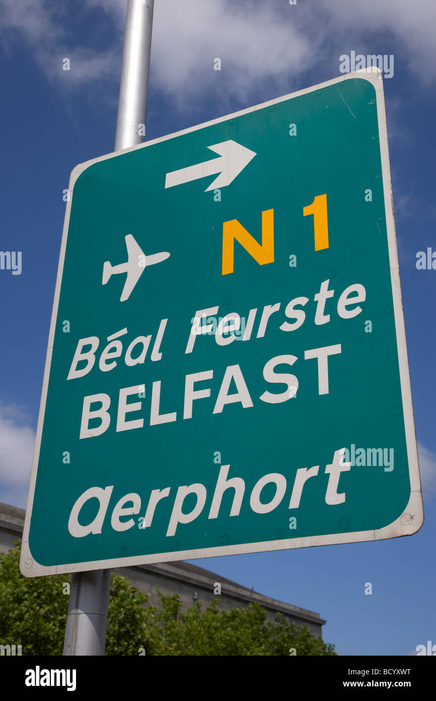grünes Schild im Stadtzentrum von Dublin für Belfast und das N1 Straßen- und irische Aerphort Dublin Irland Stockfoto