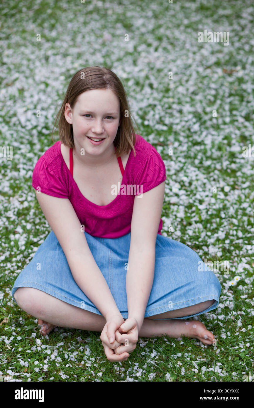 junges Mädchen im Garten Stockfoto