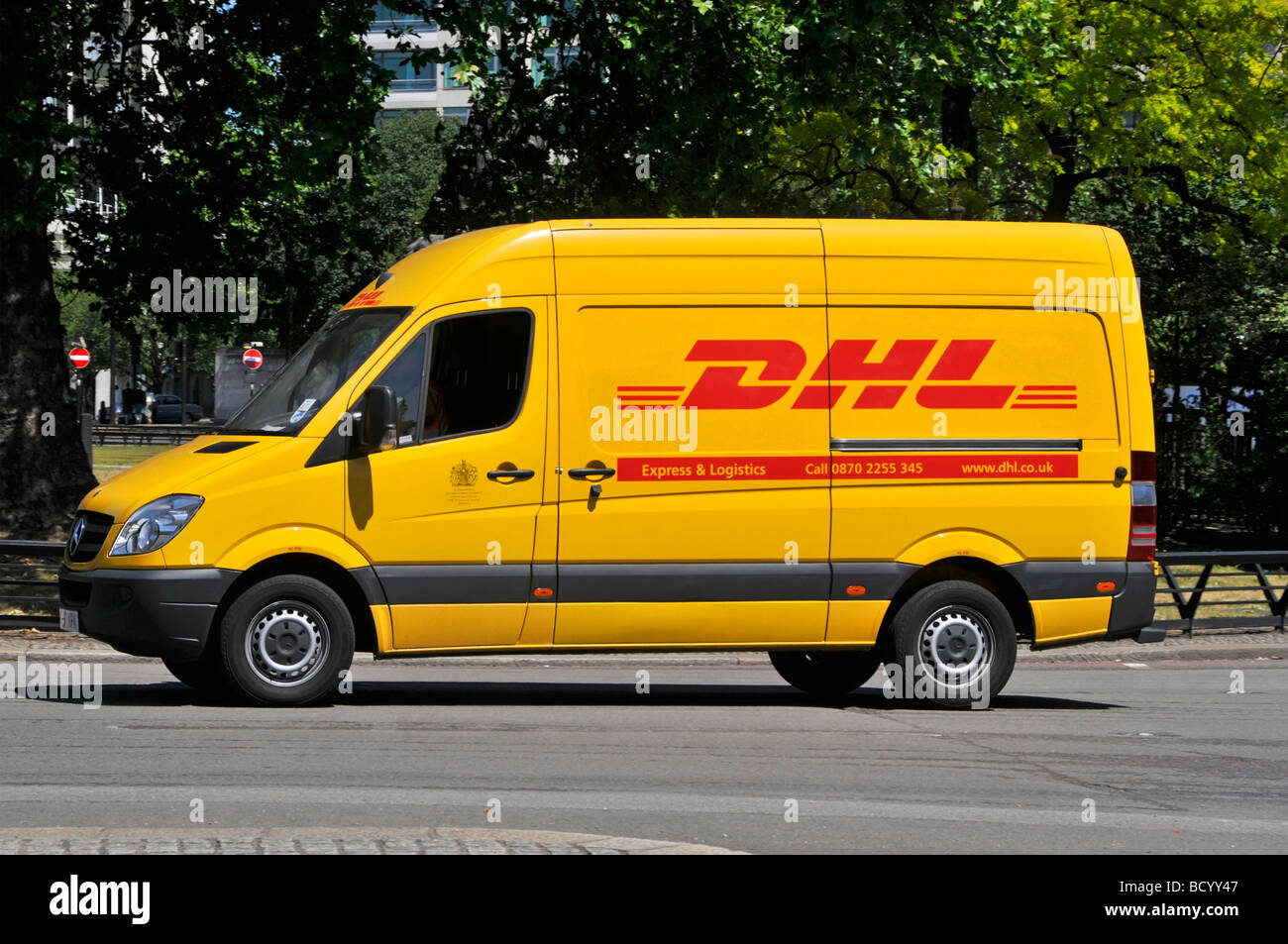 DHL Paket Lieferwagen in Park Lane in London Stockfoto