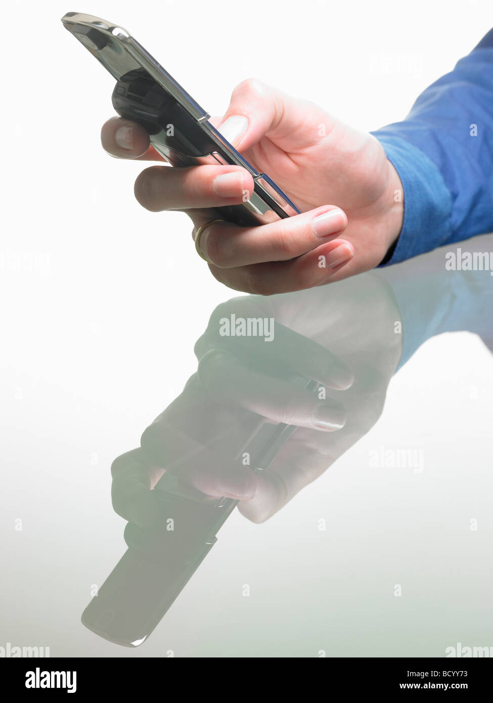 Hände einer Frau, die mit Handy Stockfoto