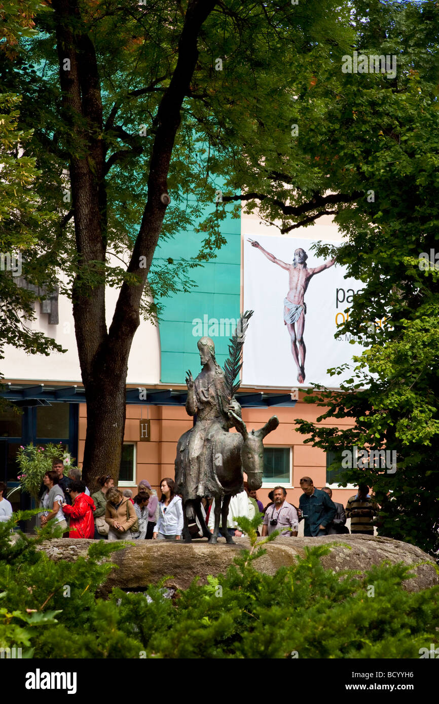 Oberammergau Bronzestatue von Jesus Christus auf einem Esel vor der Passion Play Theatre, Bayern, Deutschland Stockfoto