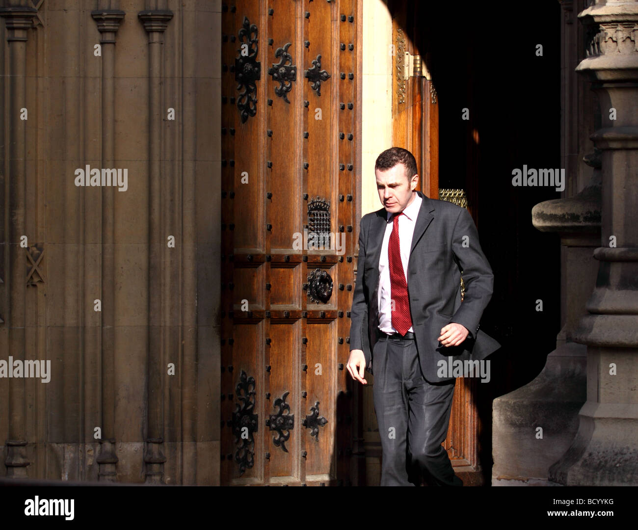 Adam Preis, Plaid Cymru Mitglied des Unterhauses für Carmarthen East und Dinefwr außerhalb der Häuser des Parlaments Westminster London Stockfoto