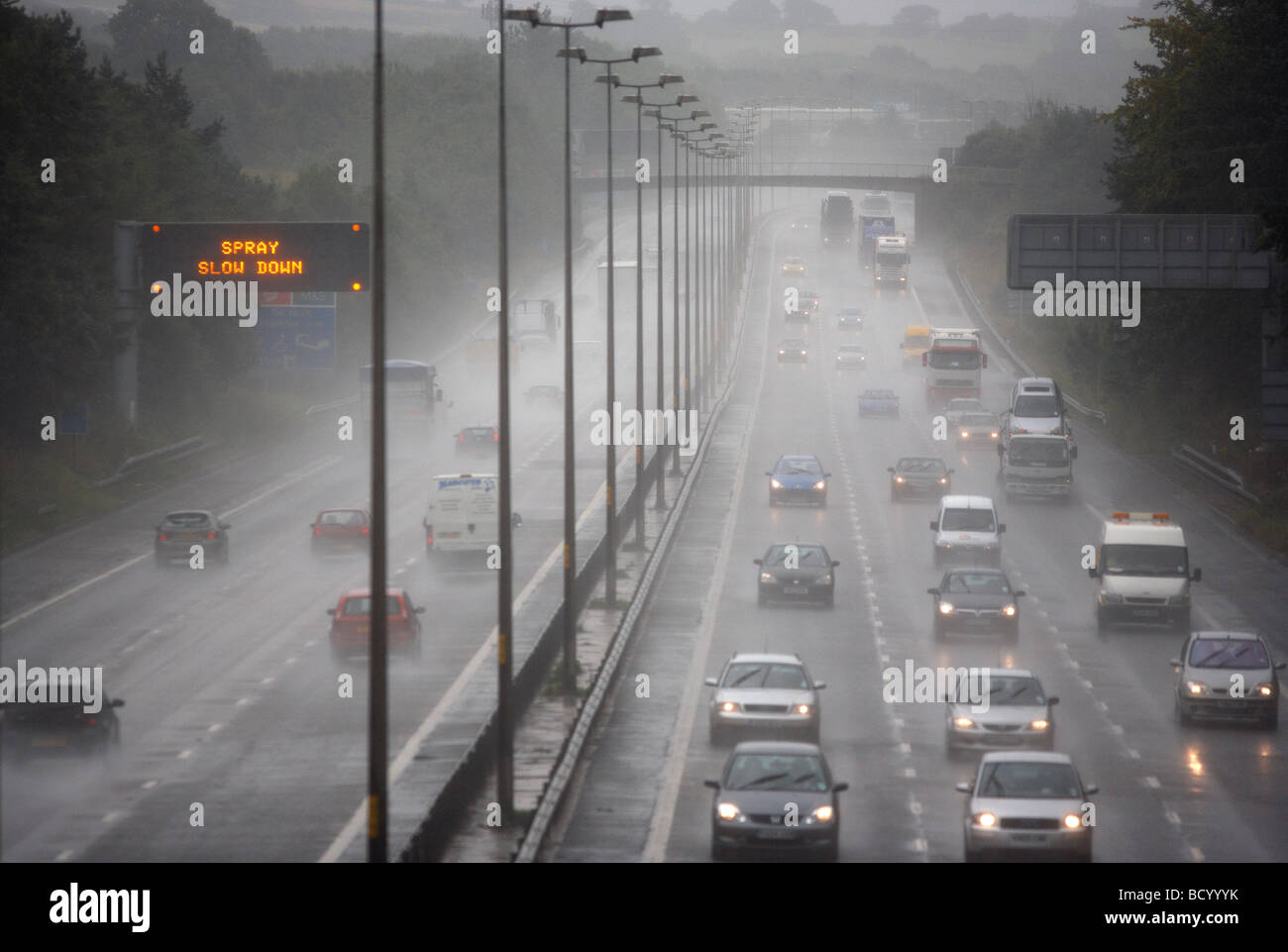 Verkehr auf der Autobahn M5 in der Nähe von Bromsgrove, Worcestershire, Spray bei starkem Regen verursacht. Stockfoto