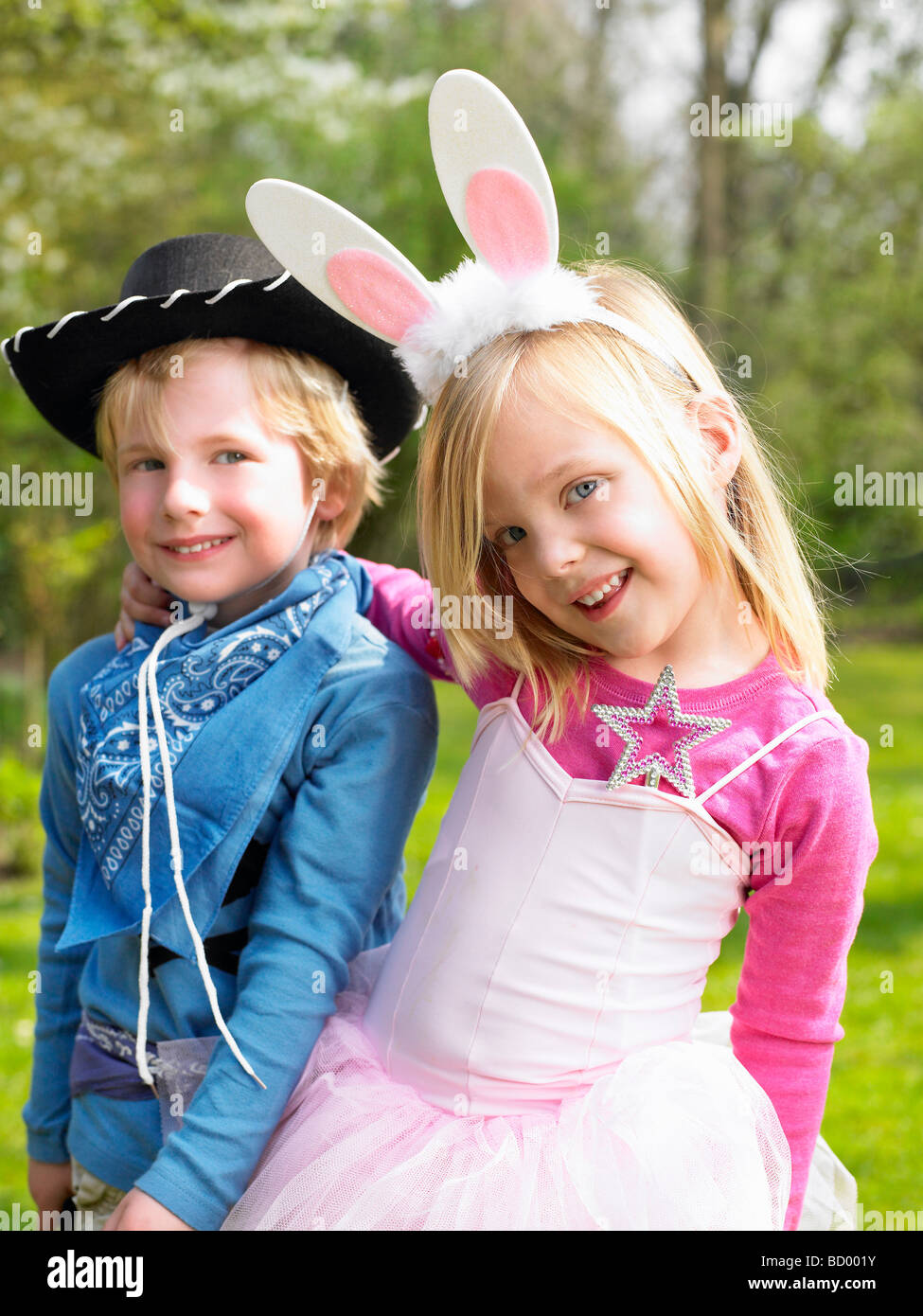 Jungen und Mädchen tragen Kostüme Stockfoto