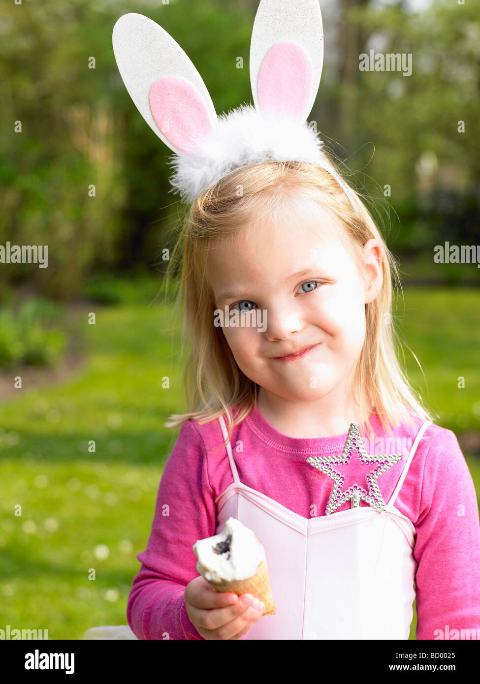 Mädchen tragen eine Bunny-Kostüm Stockfoto