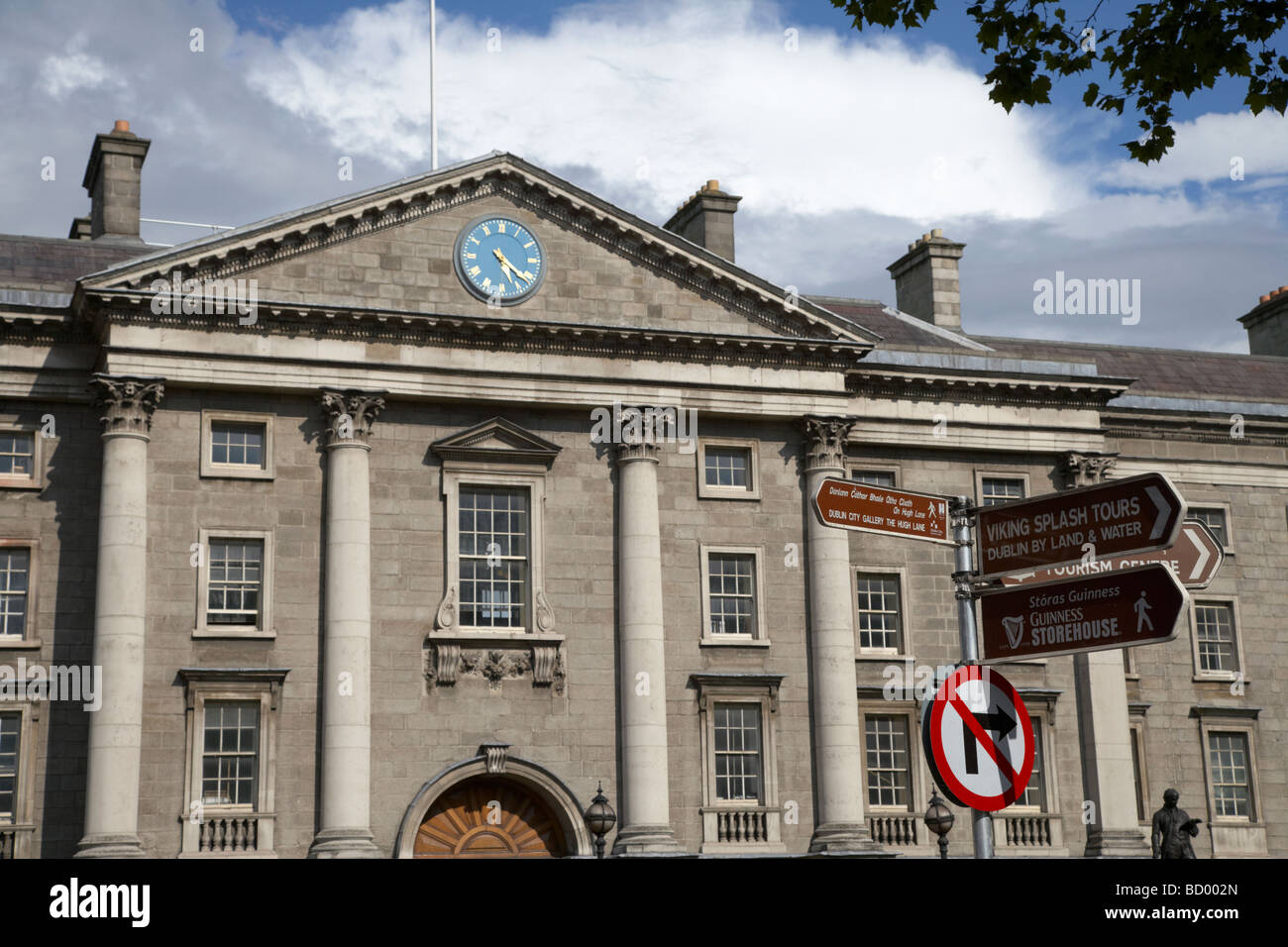 touristische Informationen Wegweiser außerhalb am Trinity College Dublin in Dublin City Centre Republik von Irland Stockfoto