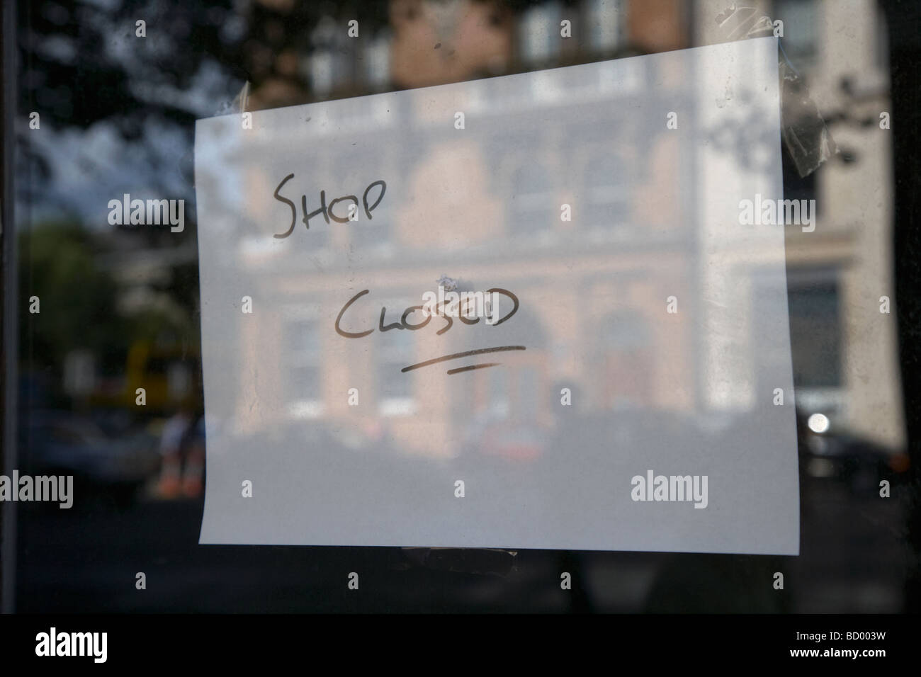 geschlossene Ladenschild im Fenster ein freies bauen Dublin Irland Stockfoto