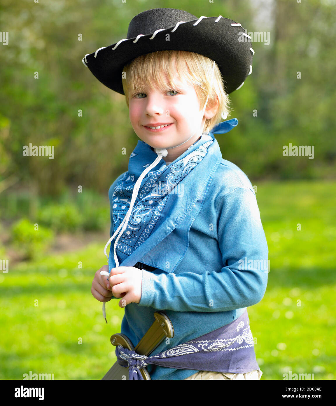 Junge in einem Cowboy-Kostüm Stockfoto