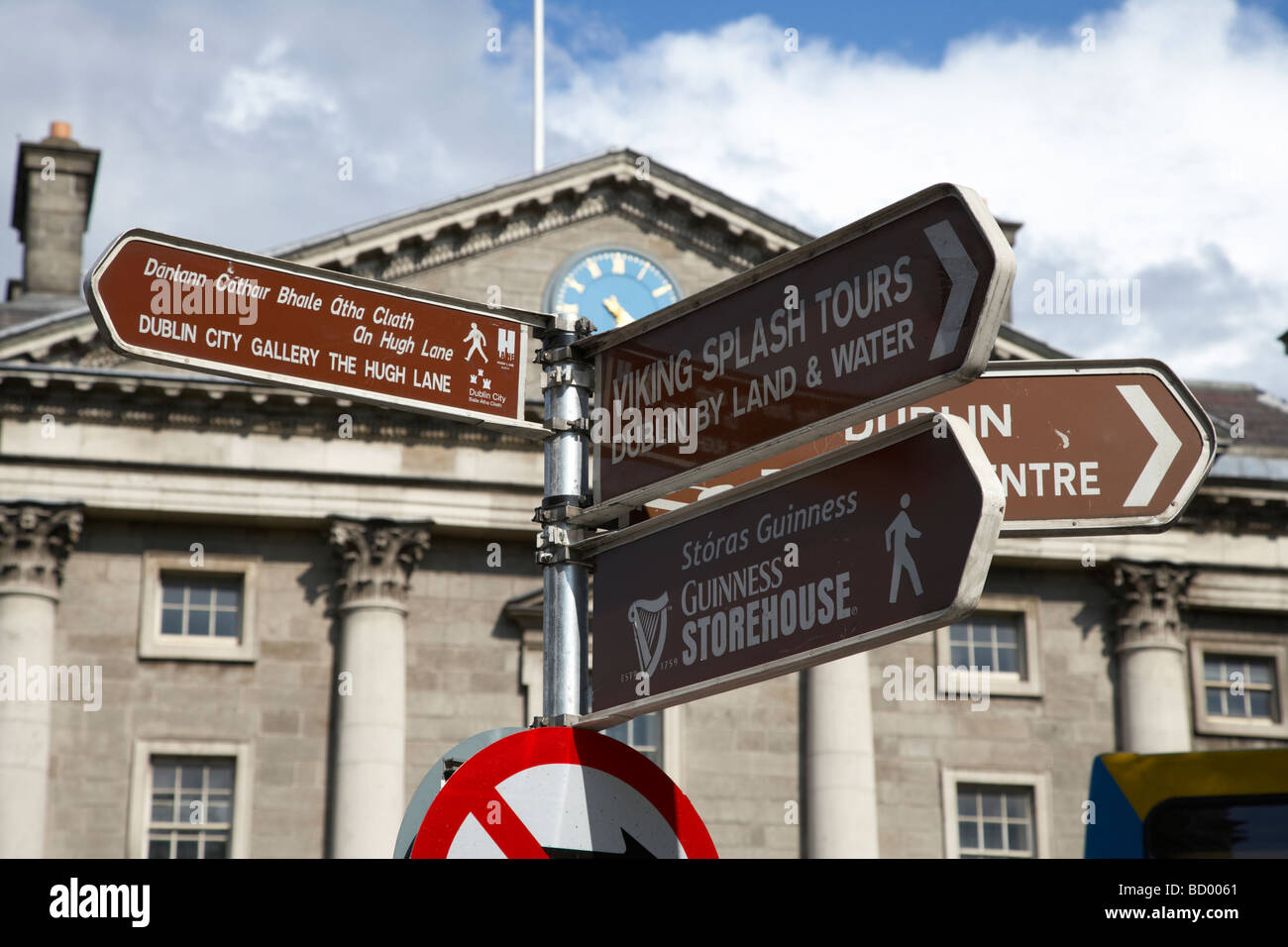 touristische Informationen Wegweiser außerhalb am Trinity College Dublin in Dublin City Centre Republik von Irland Stockfoto