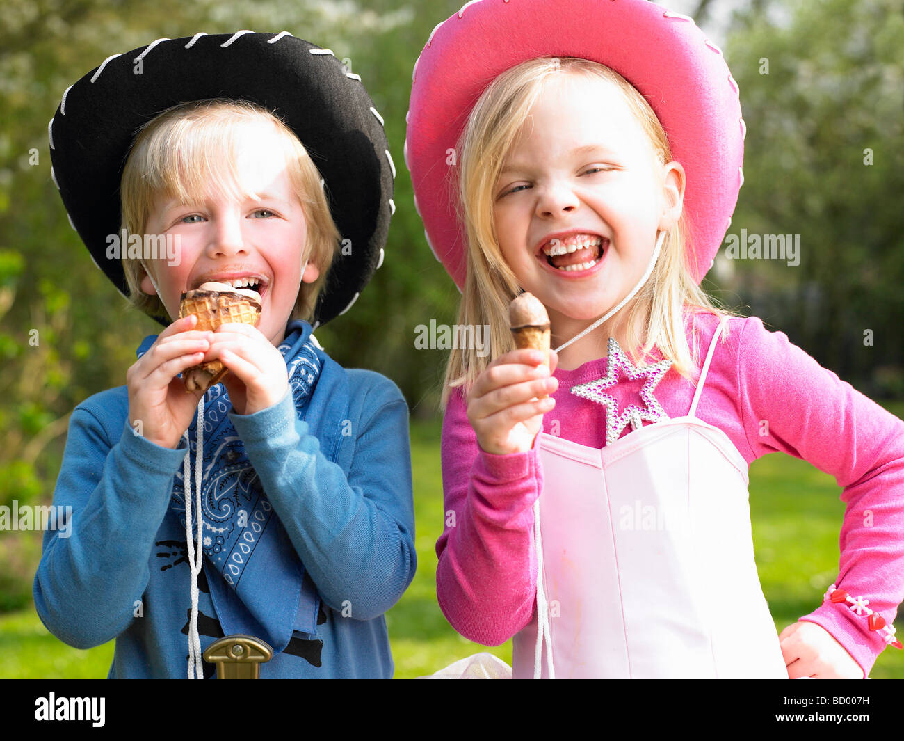 Kinder mit Kostüm, Eis essen Stockfoto