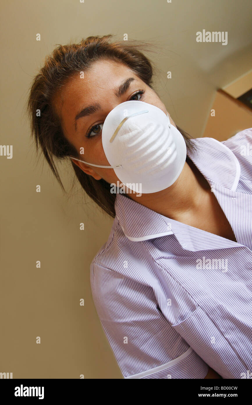 Krankenschwester, beugte sich über Schutzfilter Maske trägt Stockfoto
